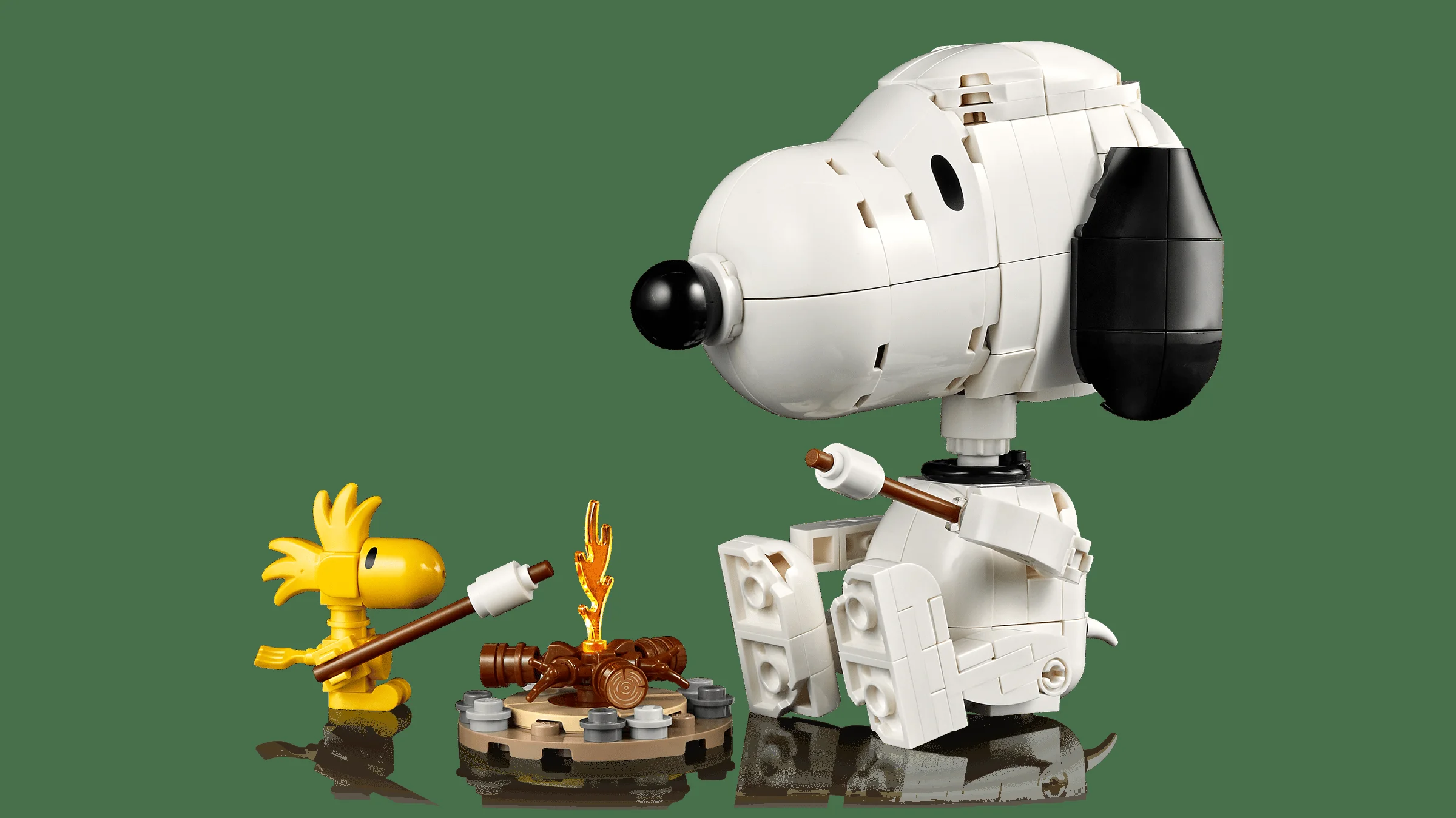 Snoopy și Woodstock prăjesc bezele la foc. Scenă idilică construită din piese LEGO.