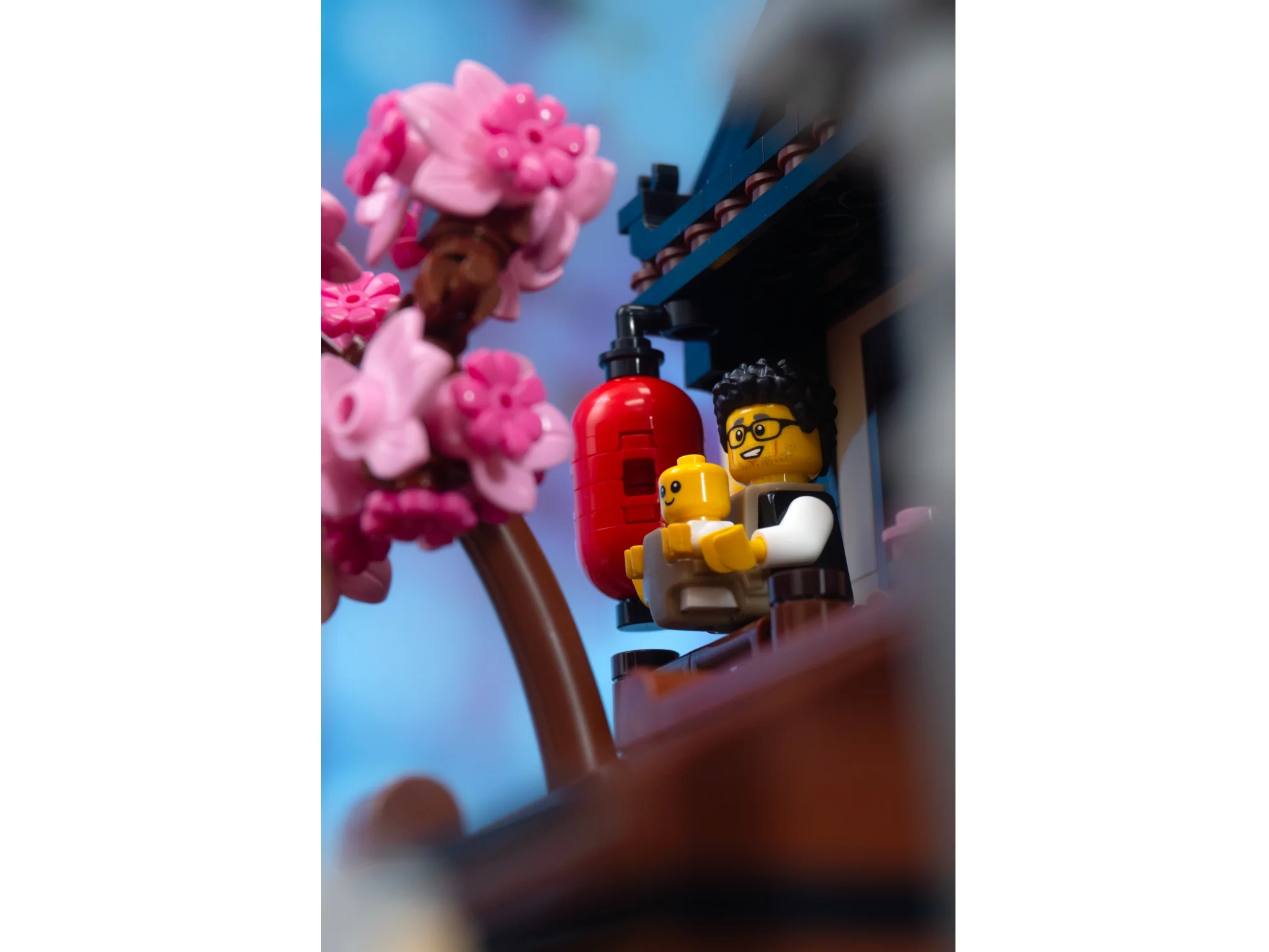 O scenă detaliată cu minifigurine la restaurantul Sushi, accent pe interacțiune și decor. Atmosferă caldă.