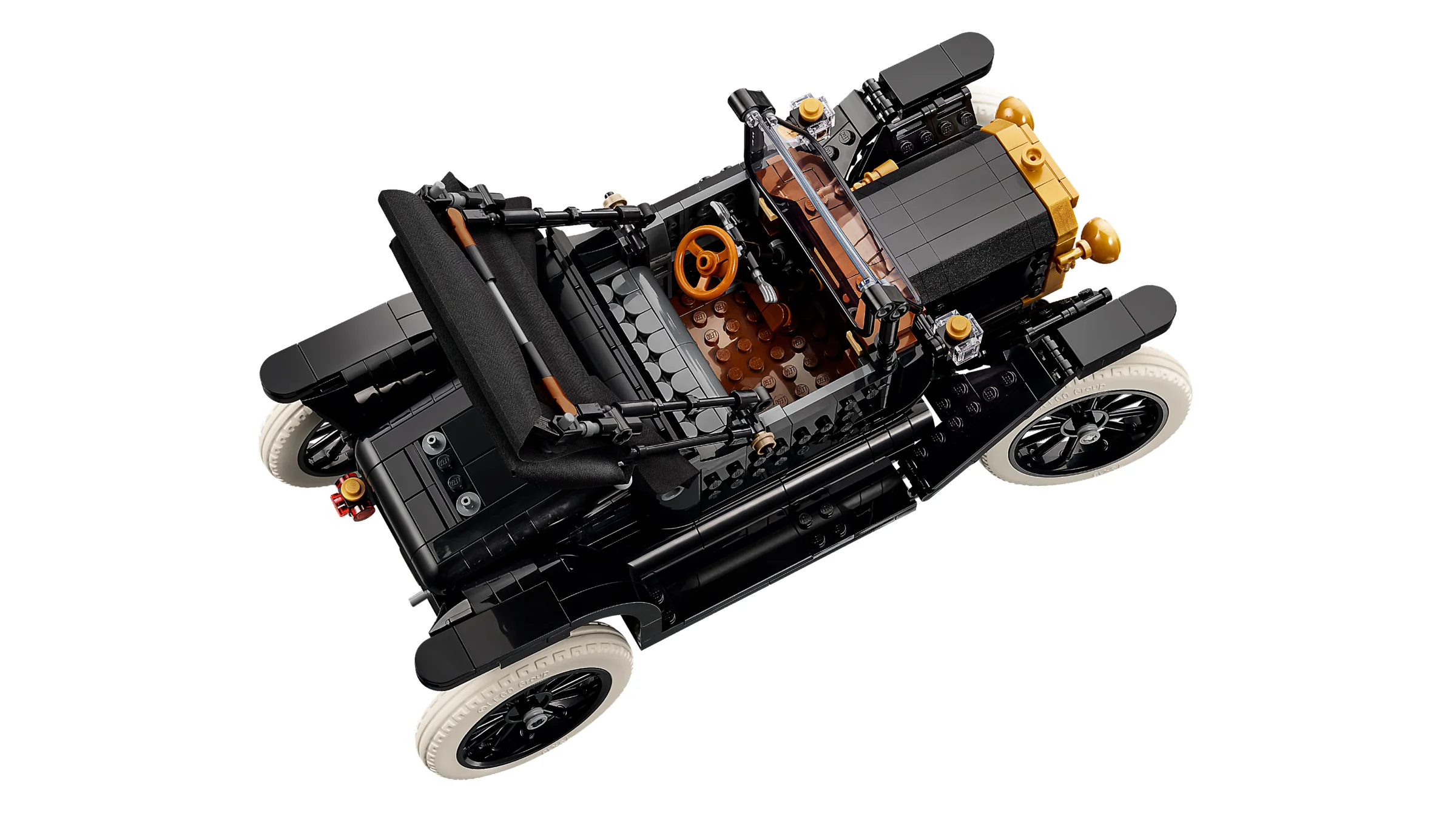 Model detaliat Ford Model T din cărămizi LEGO, vedere de sus. O piesă de colecție elegantă.