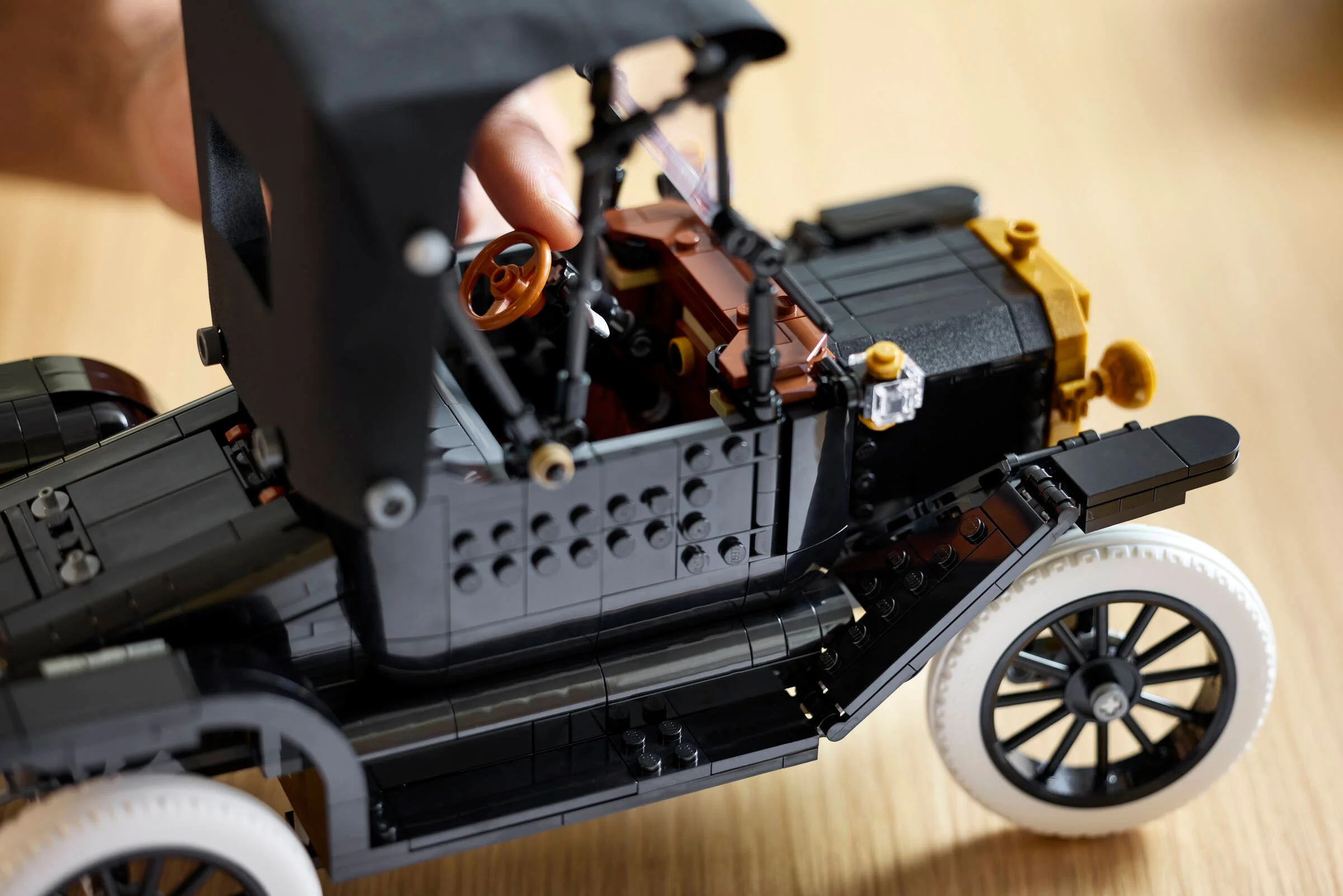 O imagine detaliată a modelului Ford Model T din LEGO, cu accent pe interior și volan.
