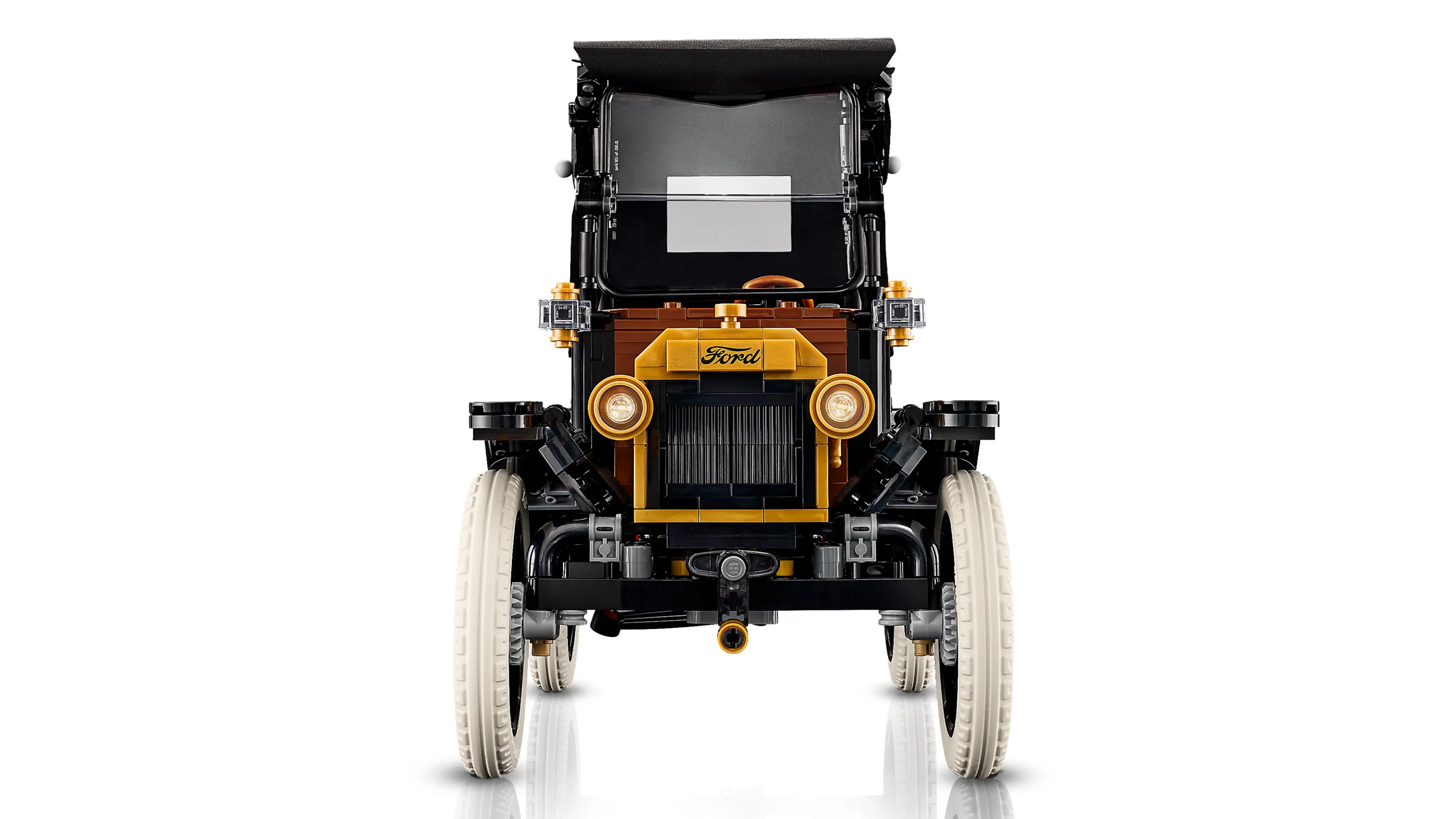 O vedere frontală detaliată a modelului Ford Model T LEGO, cu accent pe grilă și faruri.