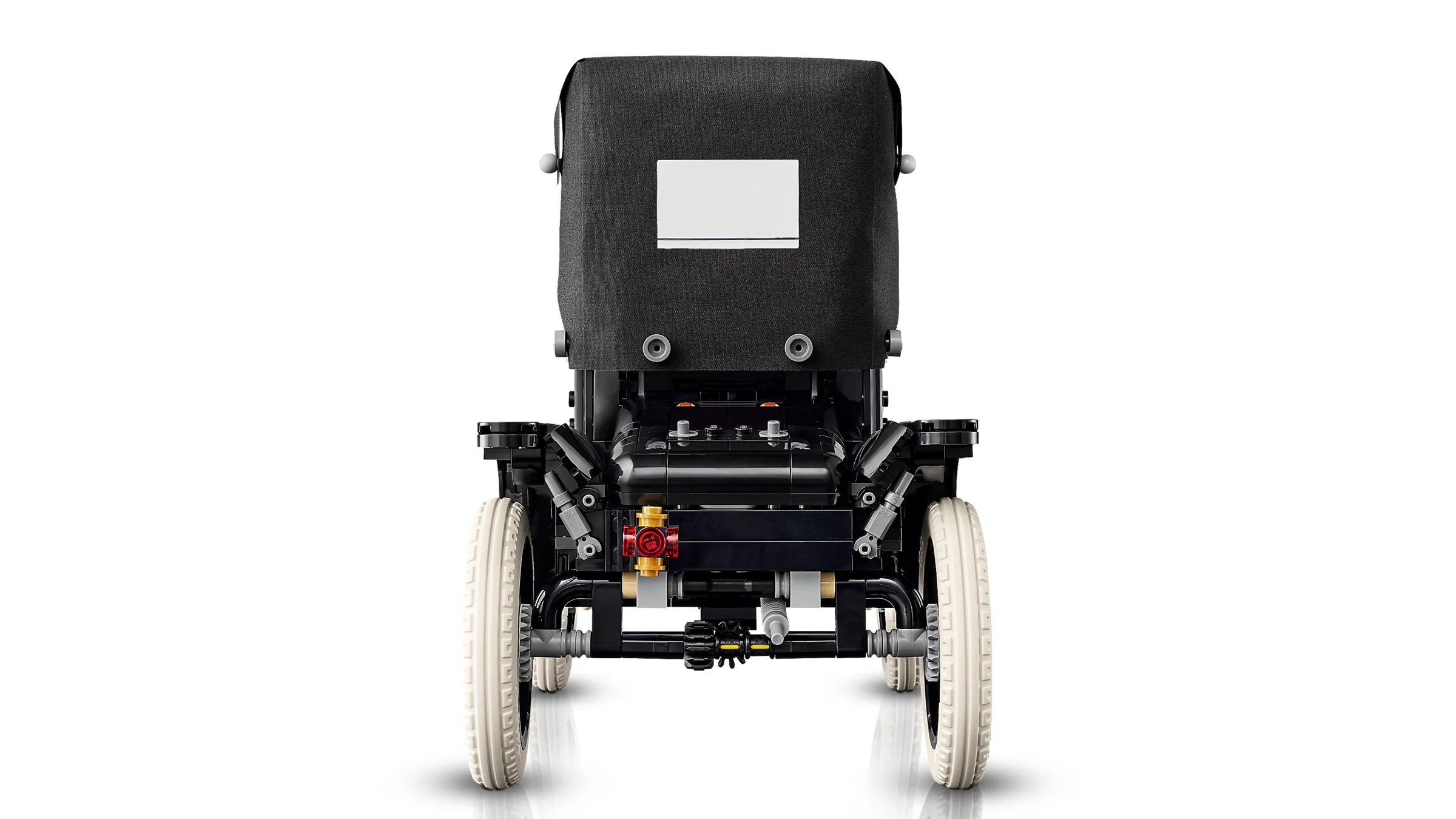 Vedere din spate a modelului Ford Model T LEGO, cu detalii ale suspensiei și ale caroseriei.