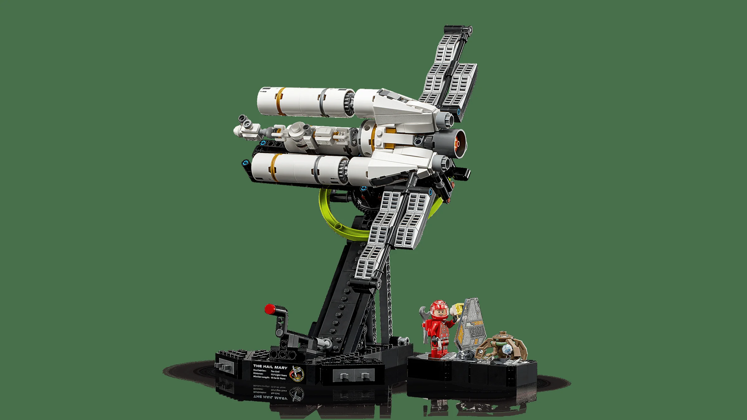 Imagine cu modelul LEGO „Project Hail Mary” pe un suport negru lucios.