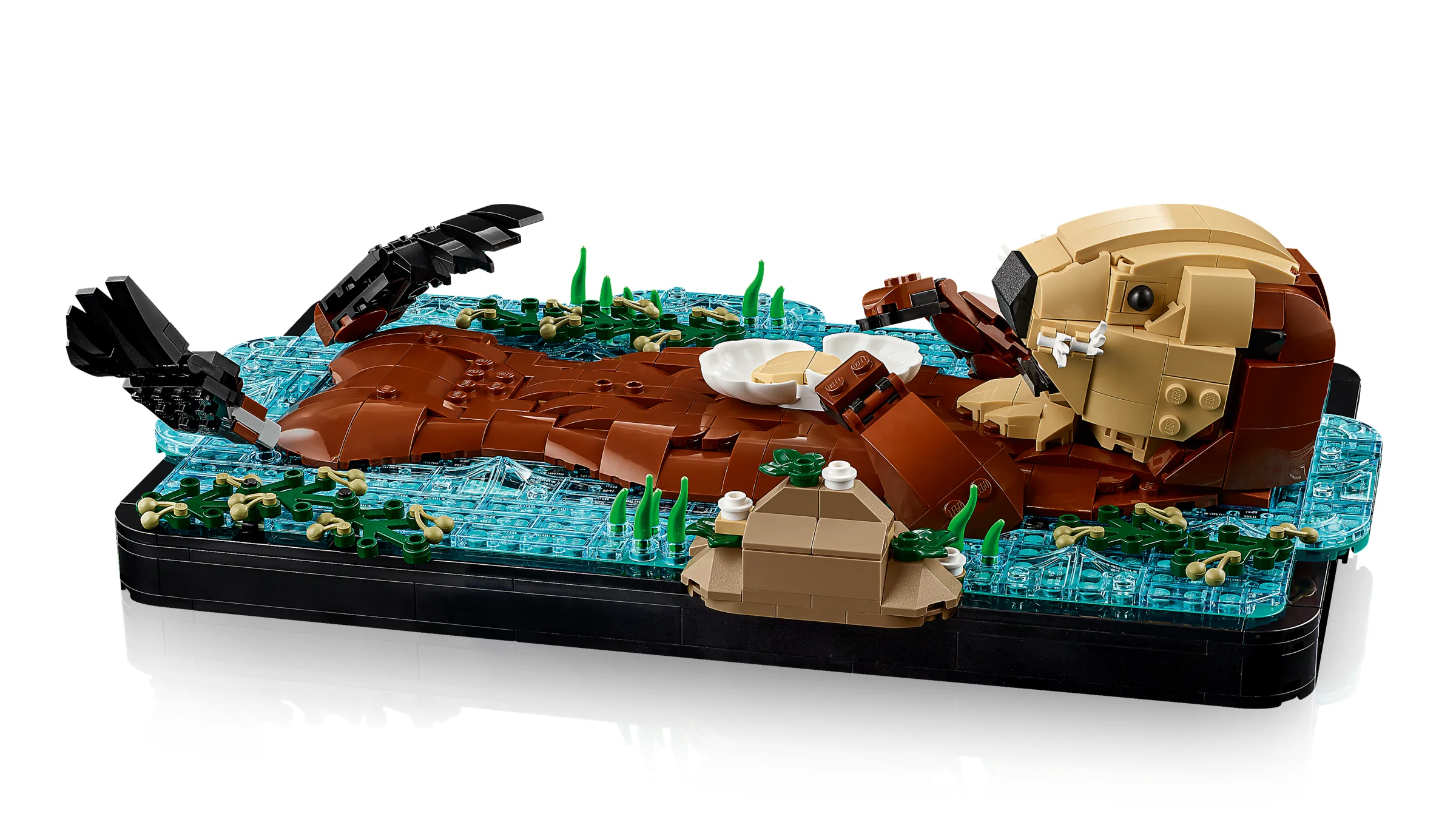 Imagine detaliată cu modelul LEGO Ideas 21366, vidre plutitoare într-un habitat acvatic realist.