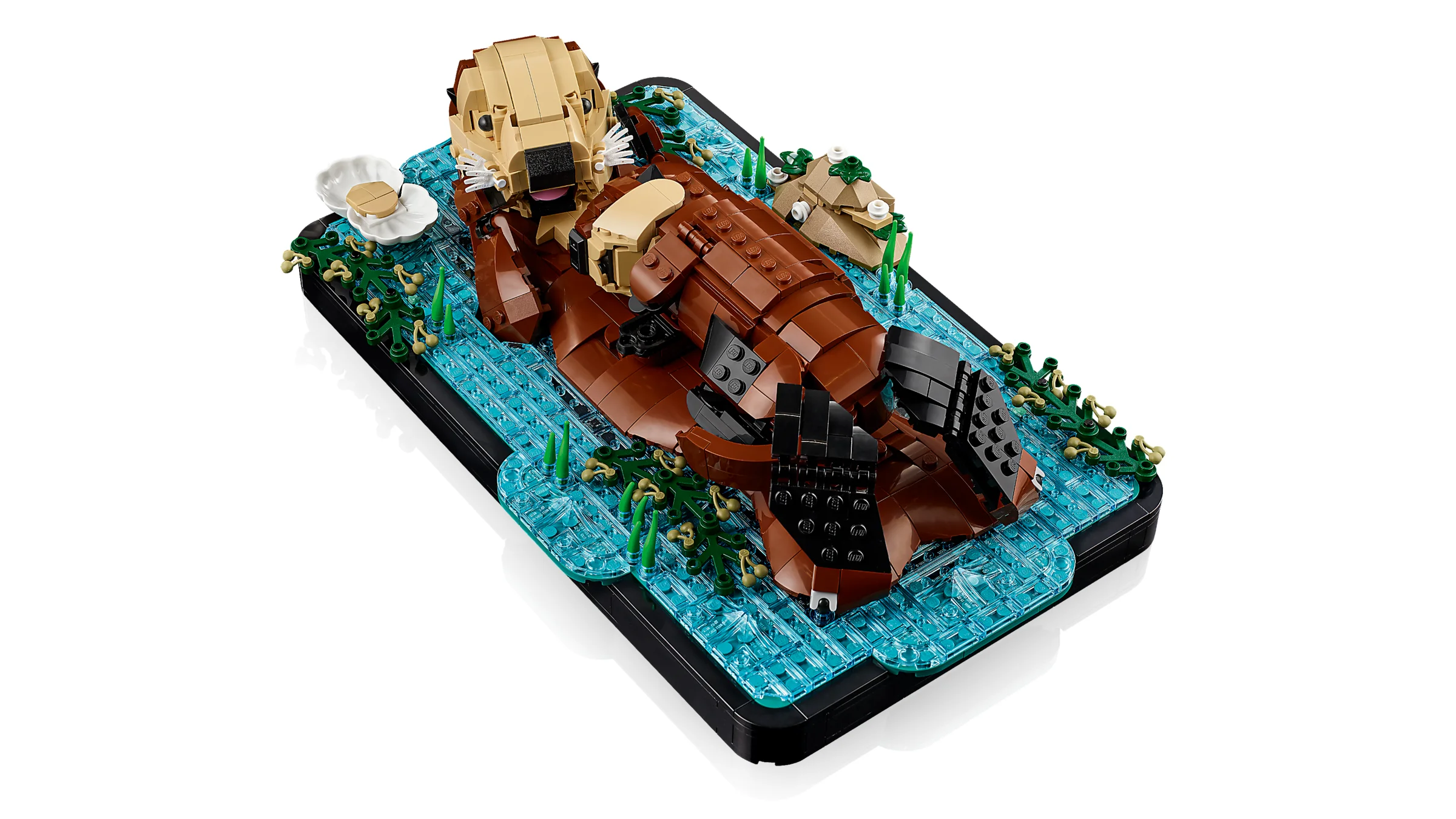 Model LEGO cu două vidre plutitoare, pe o bază cu efect de apă. O scenă relaxantă și detaliată.