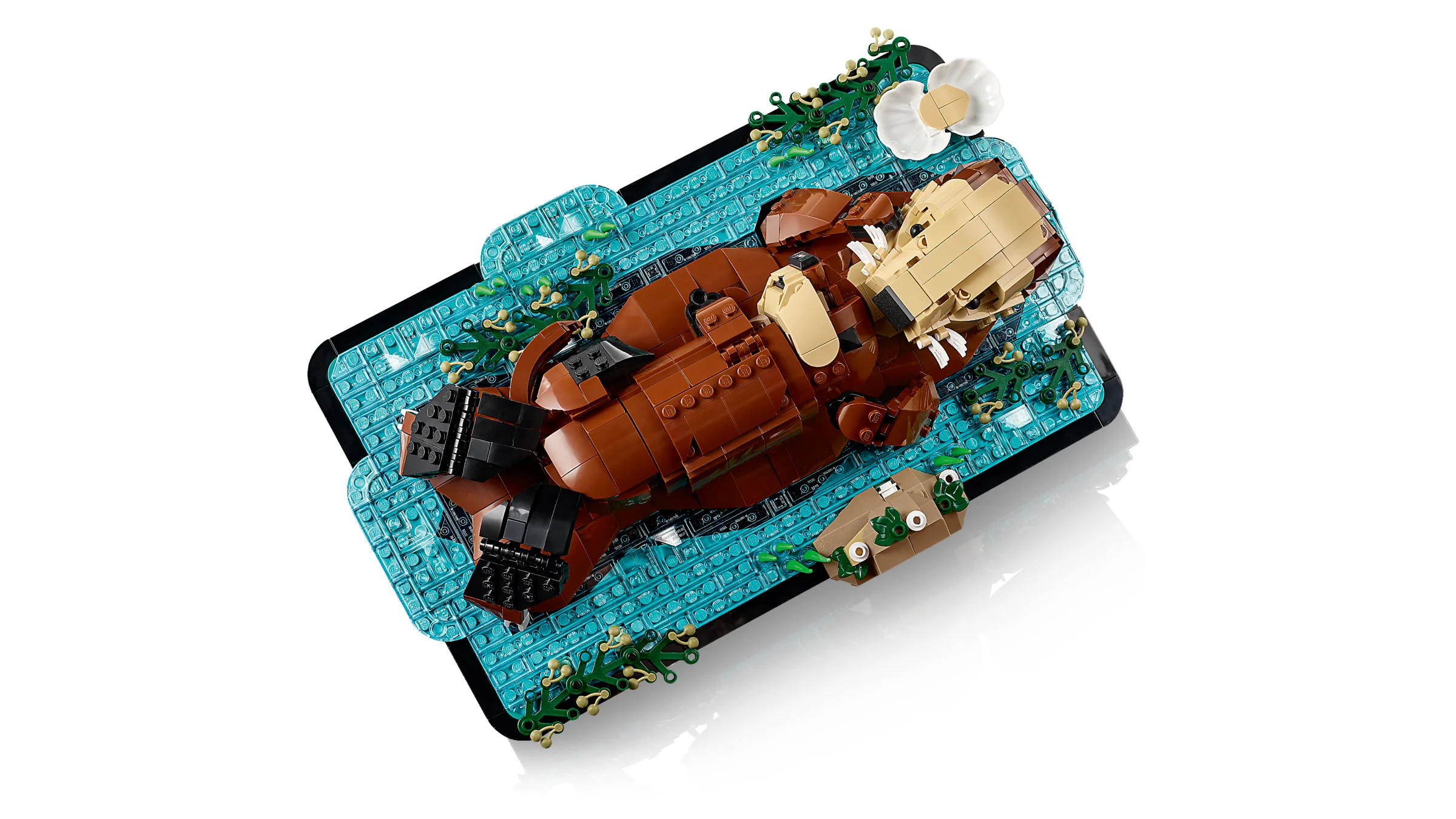 O vedere de sus a setului LEGO 21366, cu lutrii plutitoare în apă albastră.