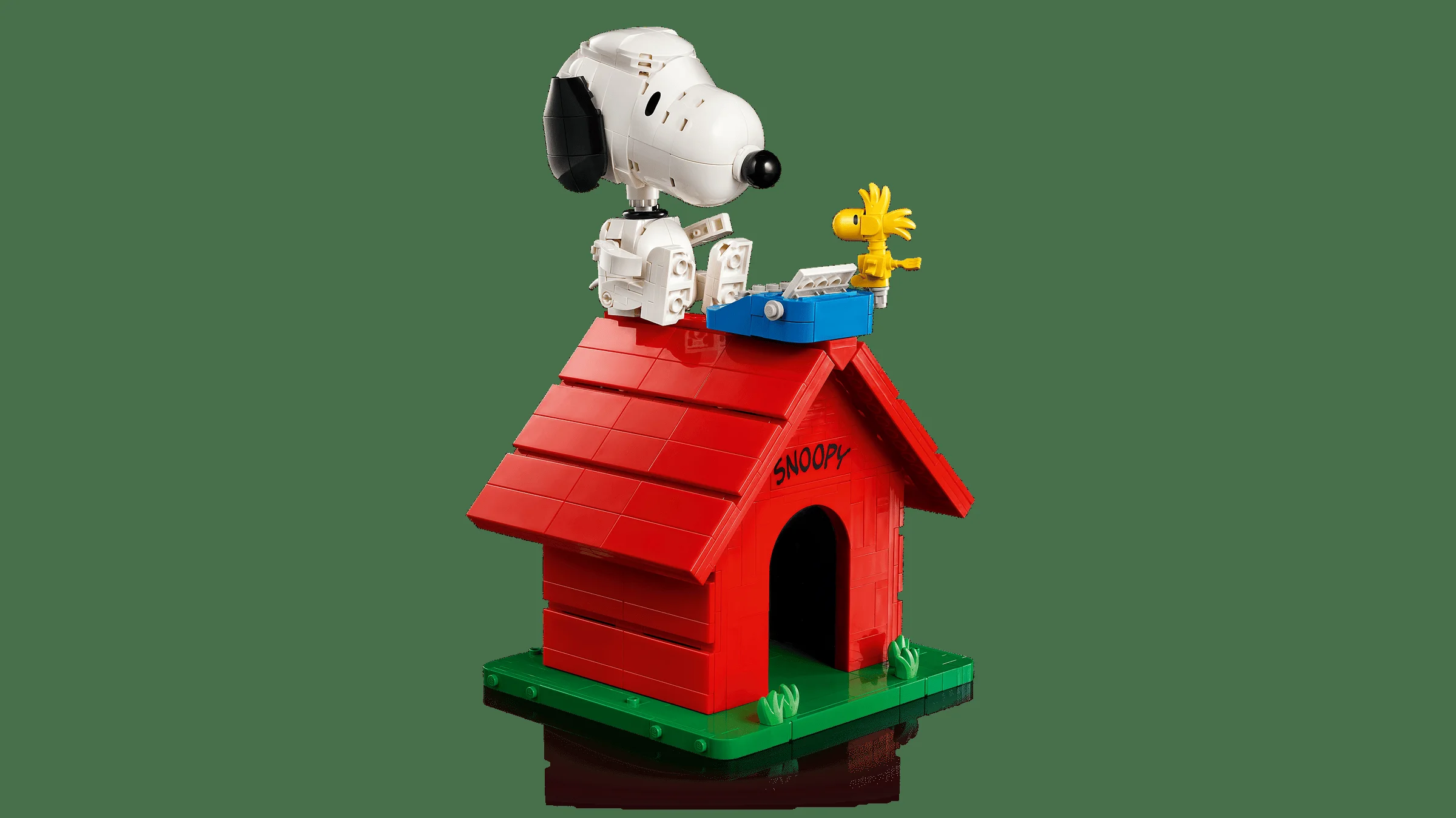Căsuța lui Snoopy, roșie, cu Snoopy și Woodstock pe acoperiș, construită din piese LEGO.