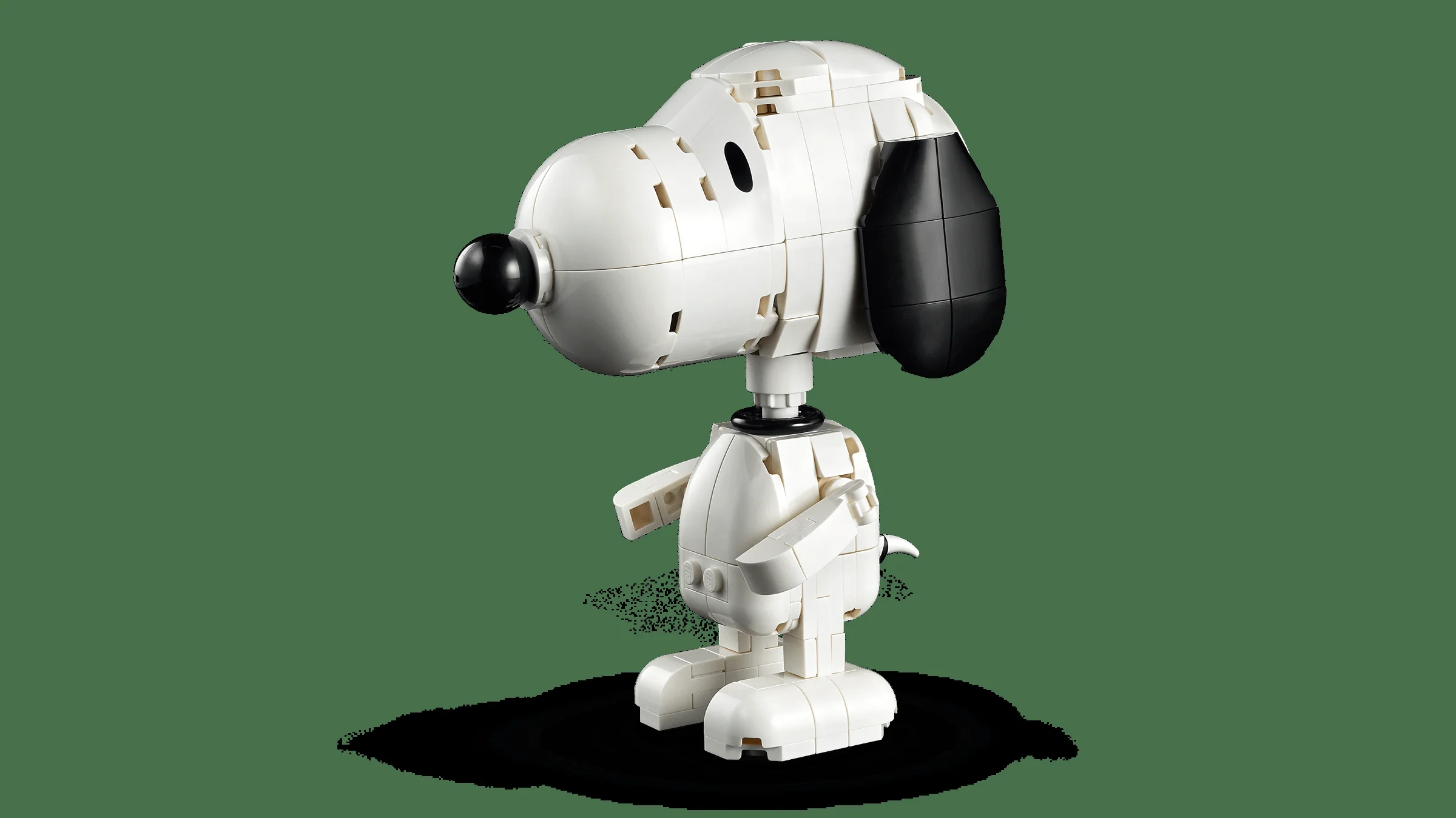 Snoopy construit din piese LEGO, pozând pe un fundal verde. Un model simpatic și detaliat.