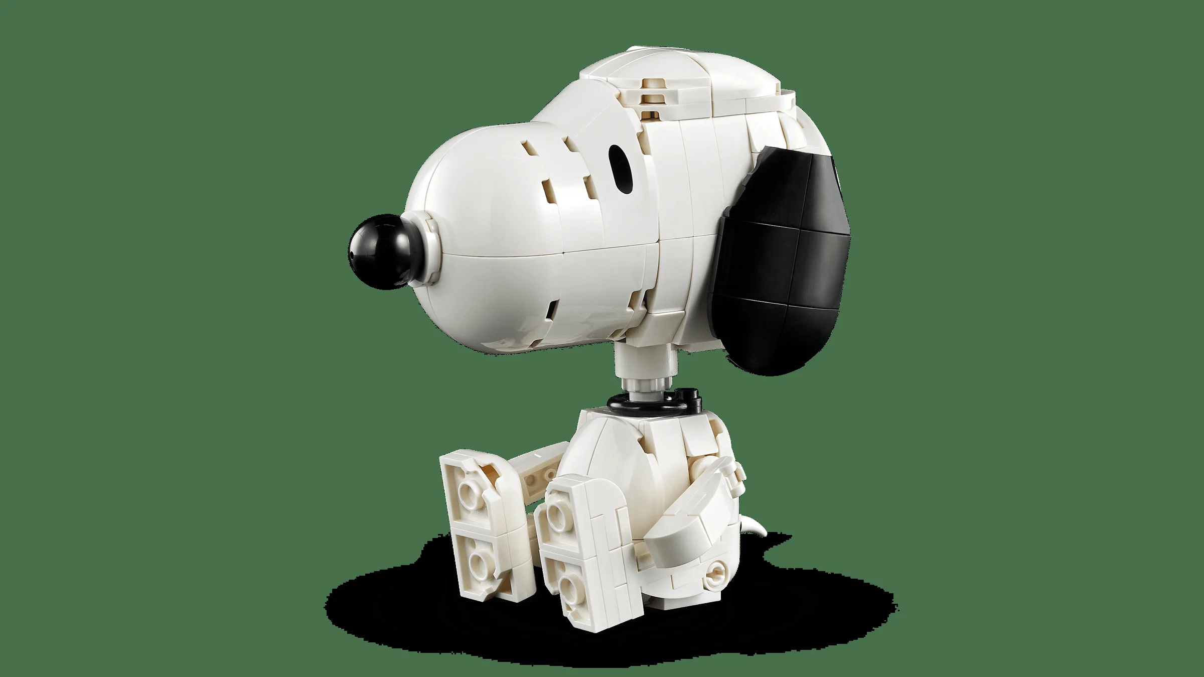 Snoopy construit din LEGO, șezând. Un model detaliat și simpatic.