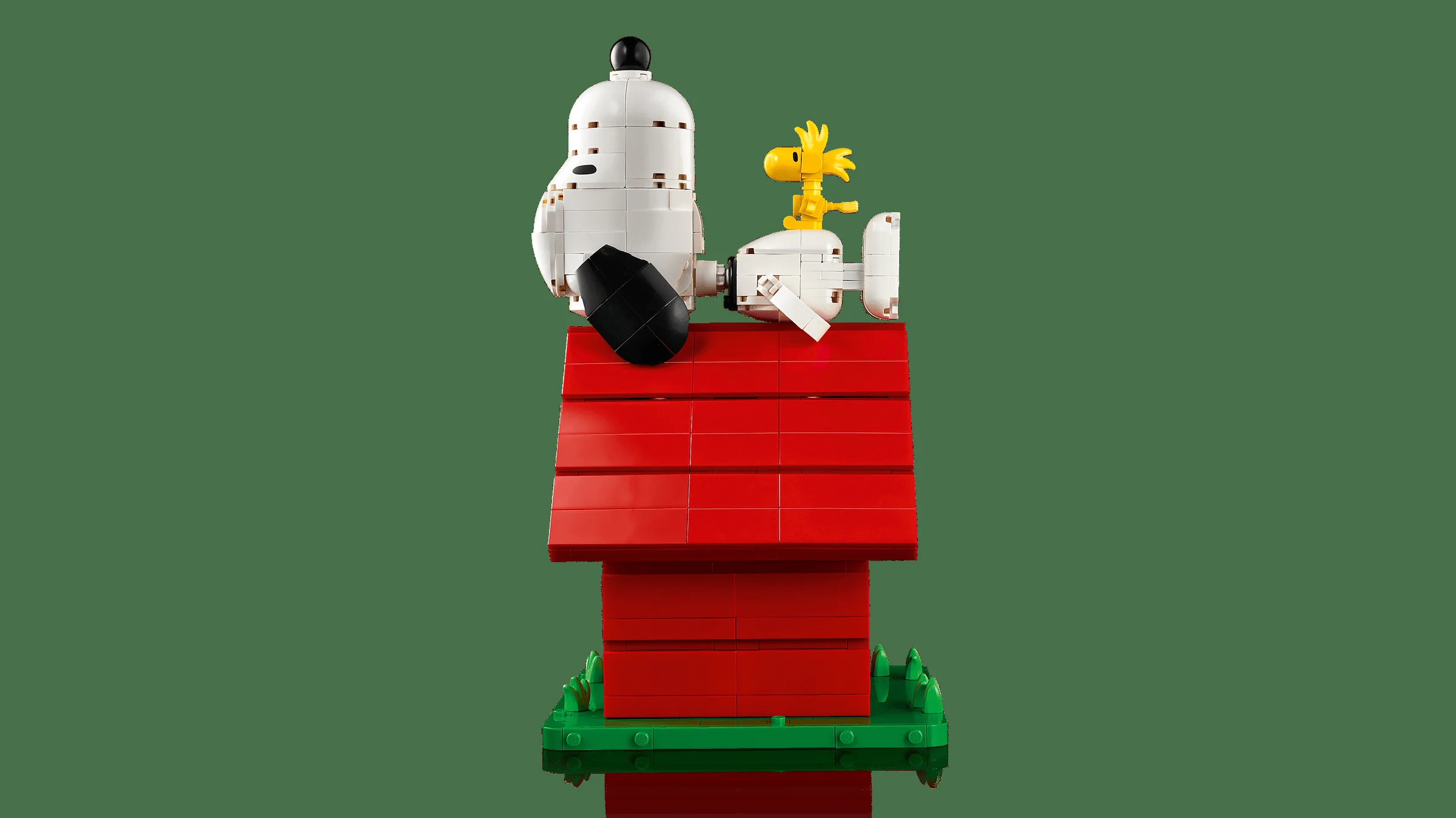 Snoopy pe cușcă alături de Woodstock. Set LEGO Ideas cu personaje Peanuts.