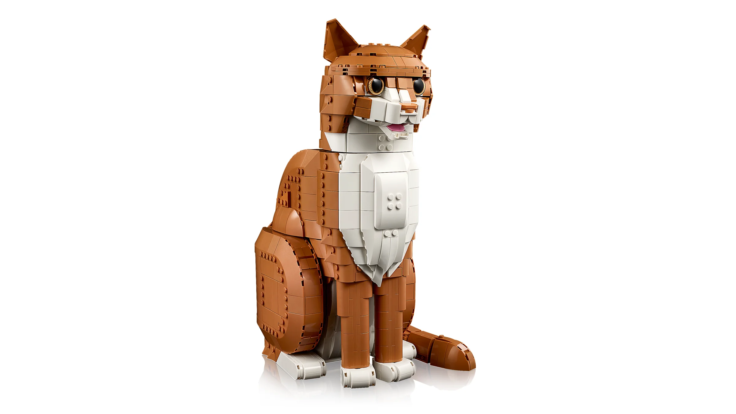 Model detaliat LEGO al unei pisici portocalii, stând în poziție șezândă. Design atractiv și realist.
