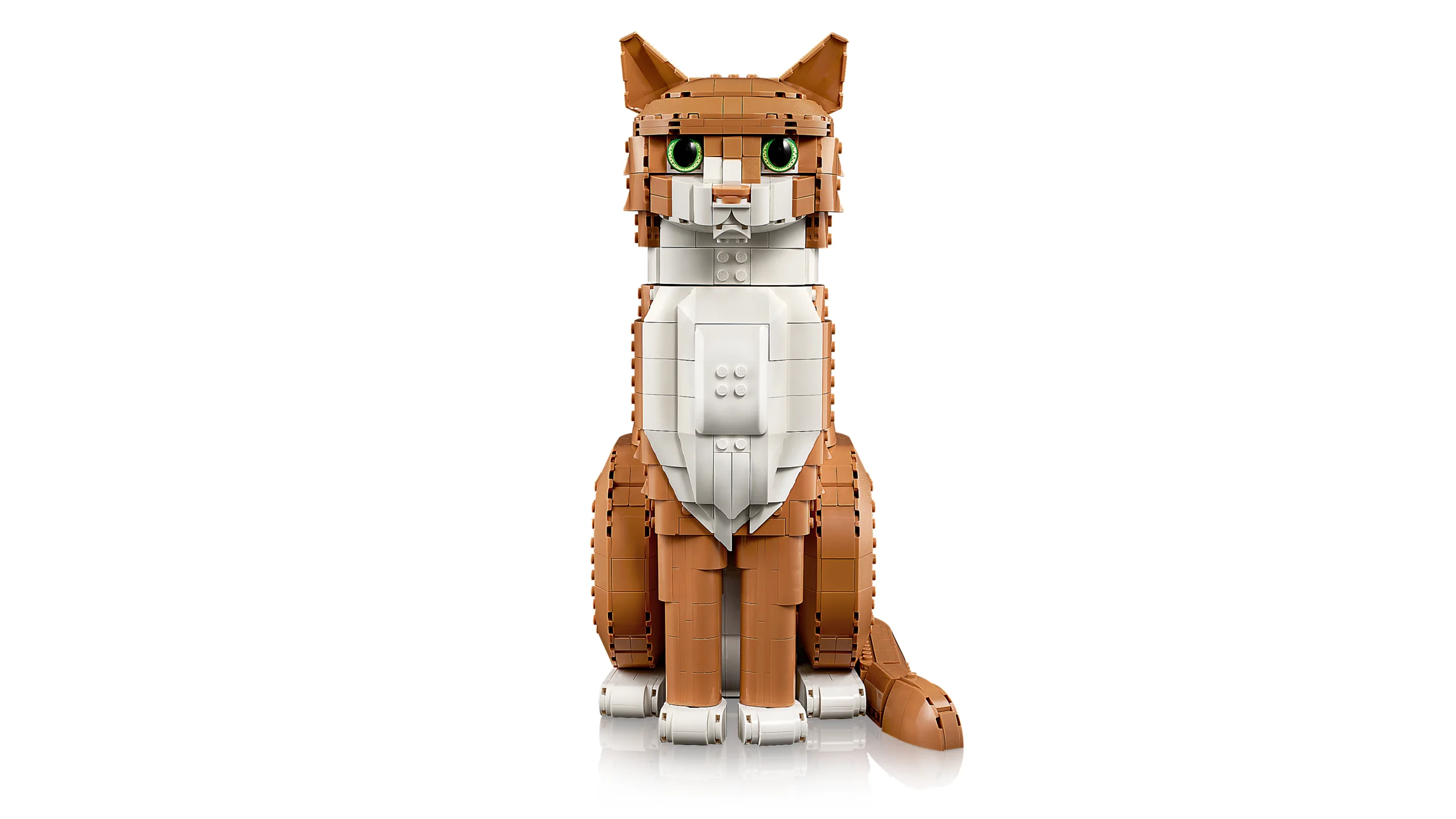 O imagine a pisicii portocalii construite din LEGO, așezată pe un fundal alb.