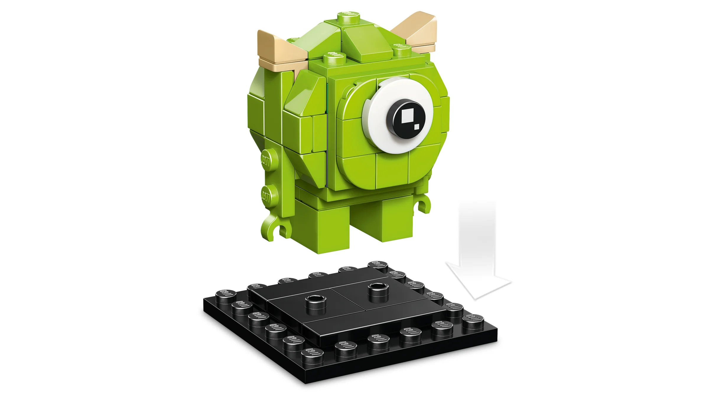 Imagine cu Mike BrickHeadz plutind deasupra bazei sale negre. Montajul ilustrează construcția modelului.