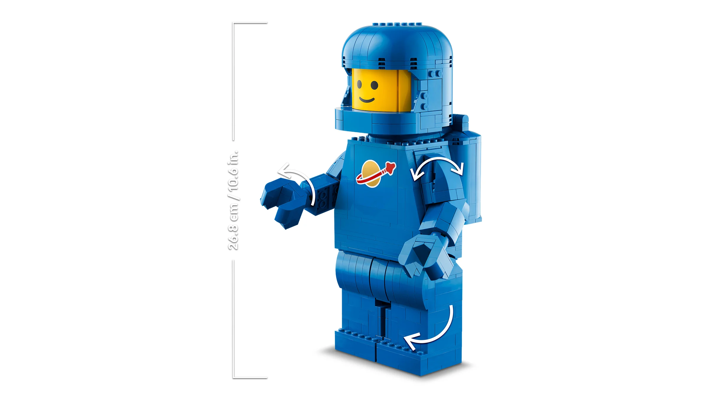 Astronaut LEGO albastru la scară mare, cu dimensiuni și detalii ale brațelor mobile.