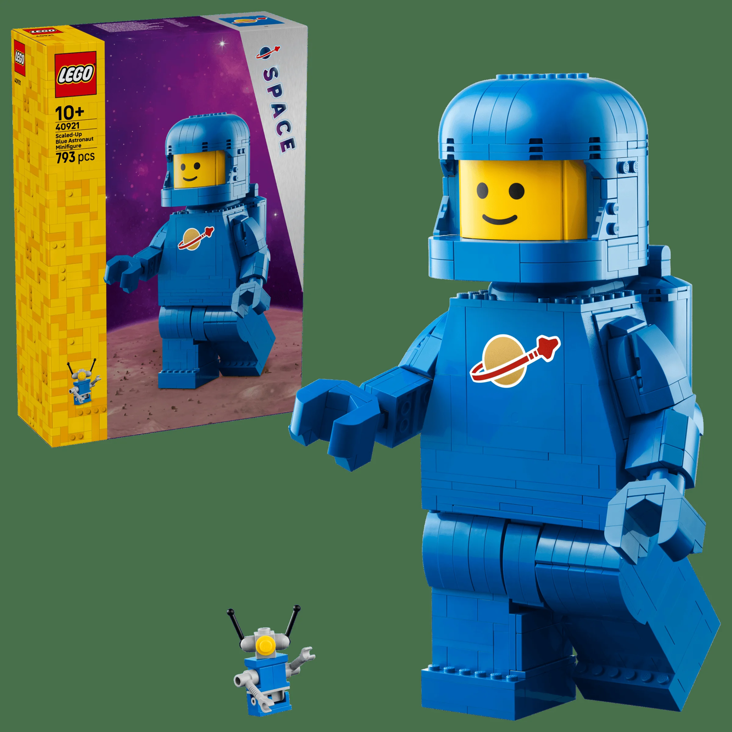 Imagine cu astronautul albastru LEGO mărit, setul 40921, alături de cutia produsului și un robot mic.