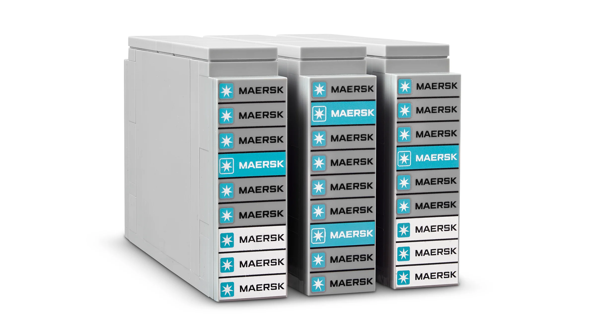 Trei containere LEGO Maersk, aliniate. Detaliu cu logo-urile Maersk.