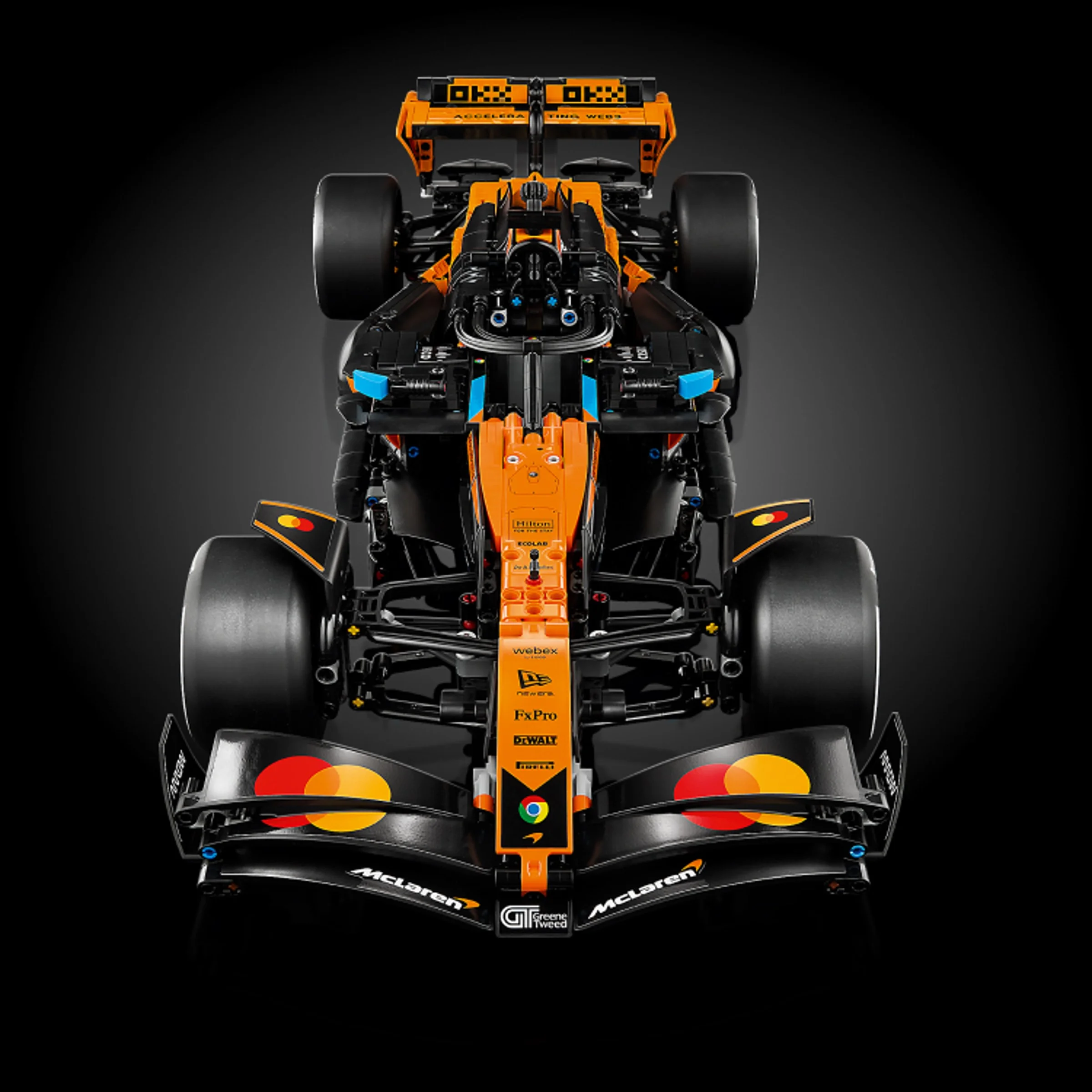 Imagine frontală detaliată a mașinii McLaren F1 MCL39 din setul LEGO Technic 42228.