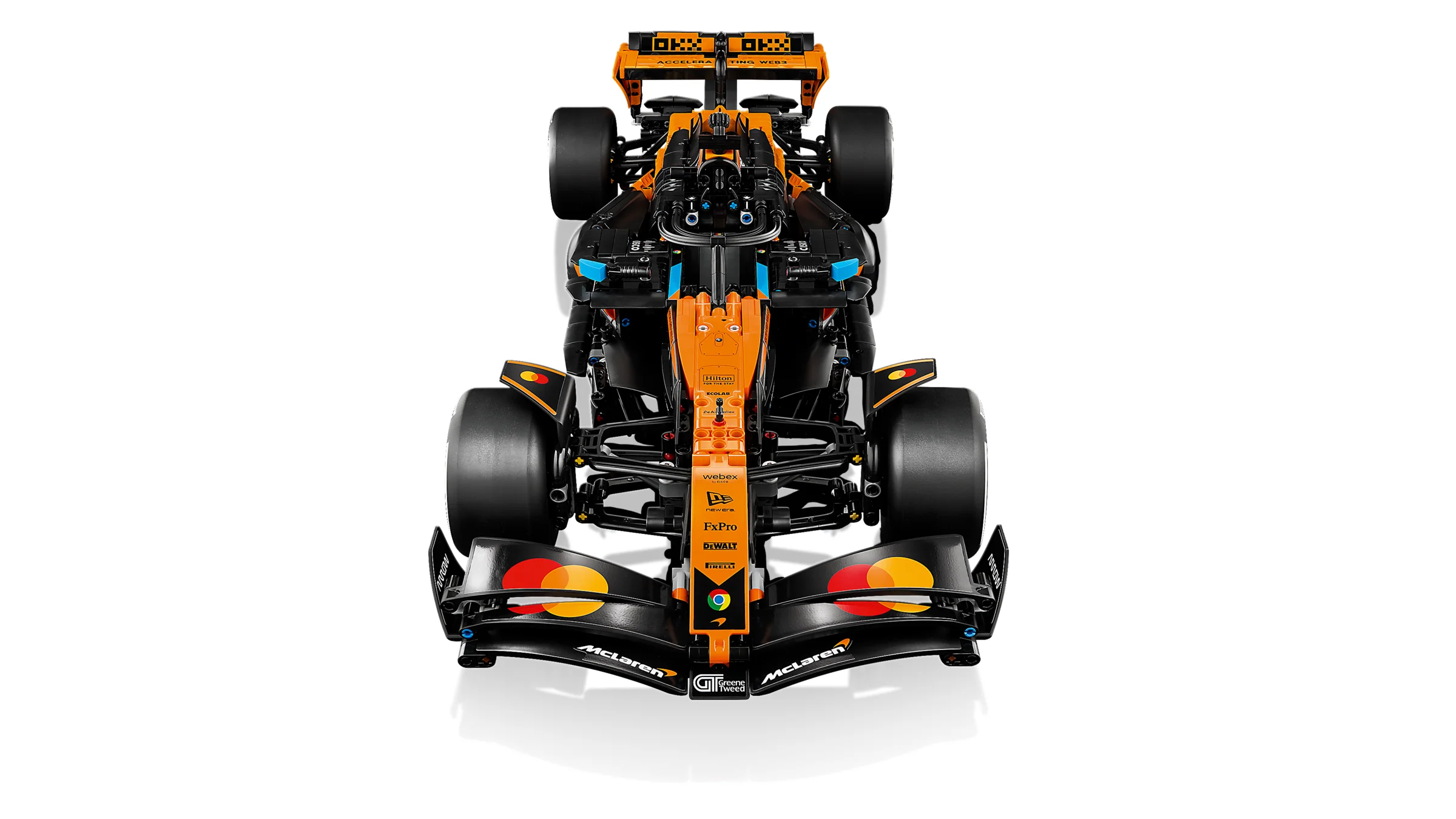 Imagine frontală cu modelul LEGO Technic McLaren F1 MCL39. Detalii precise și culori vii.