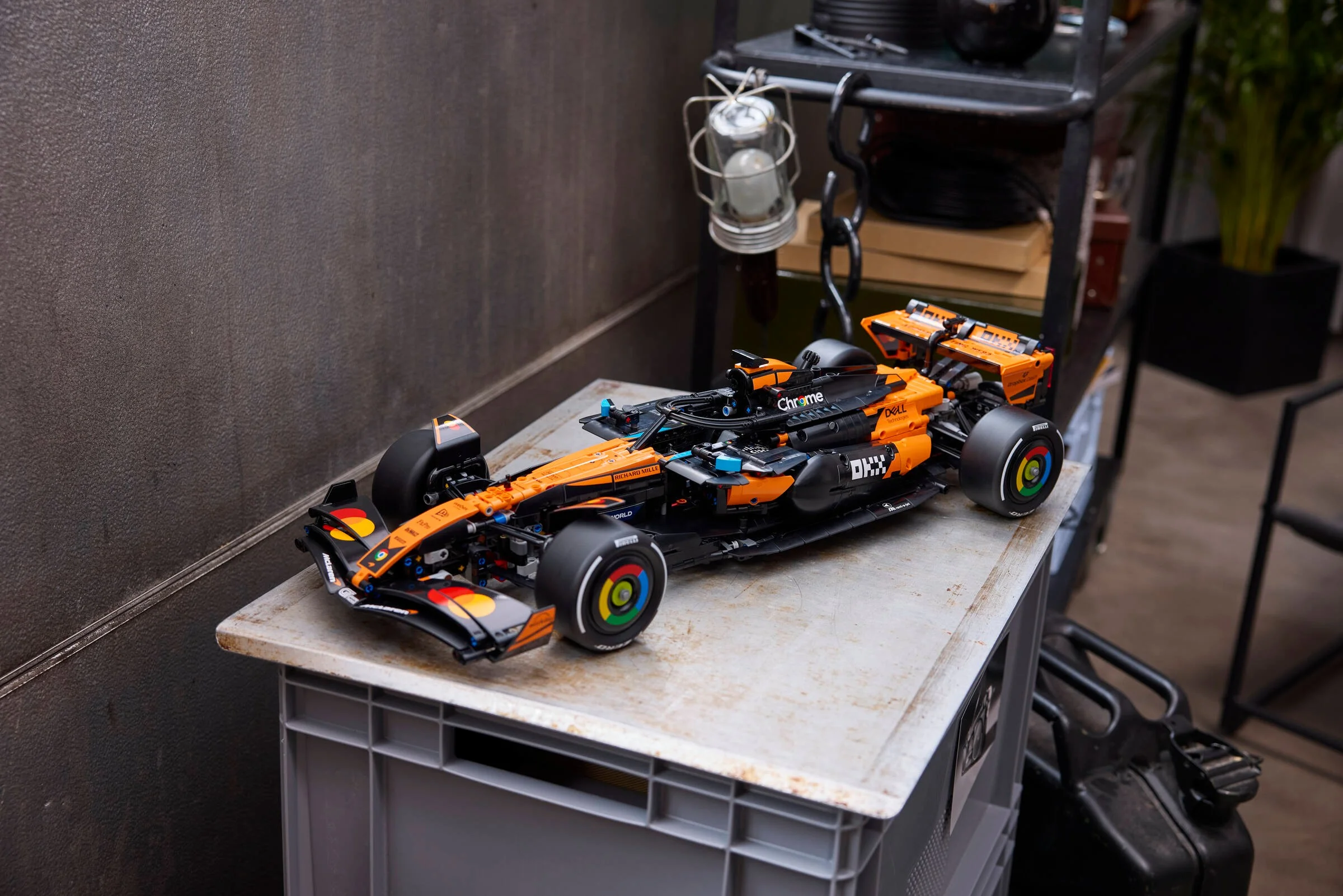 McLaren F1 Team MCL39 LEGO Technic, model detaliat cu schema de culori specifică.