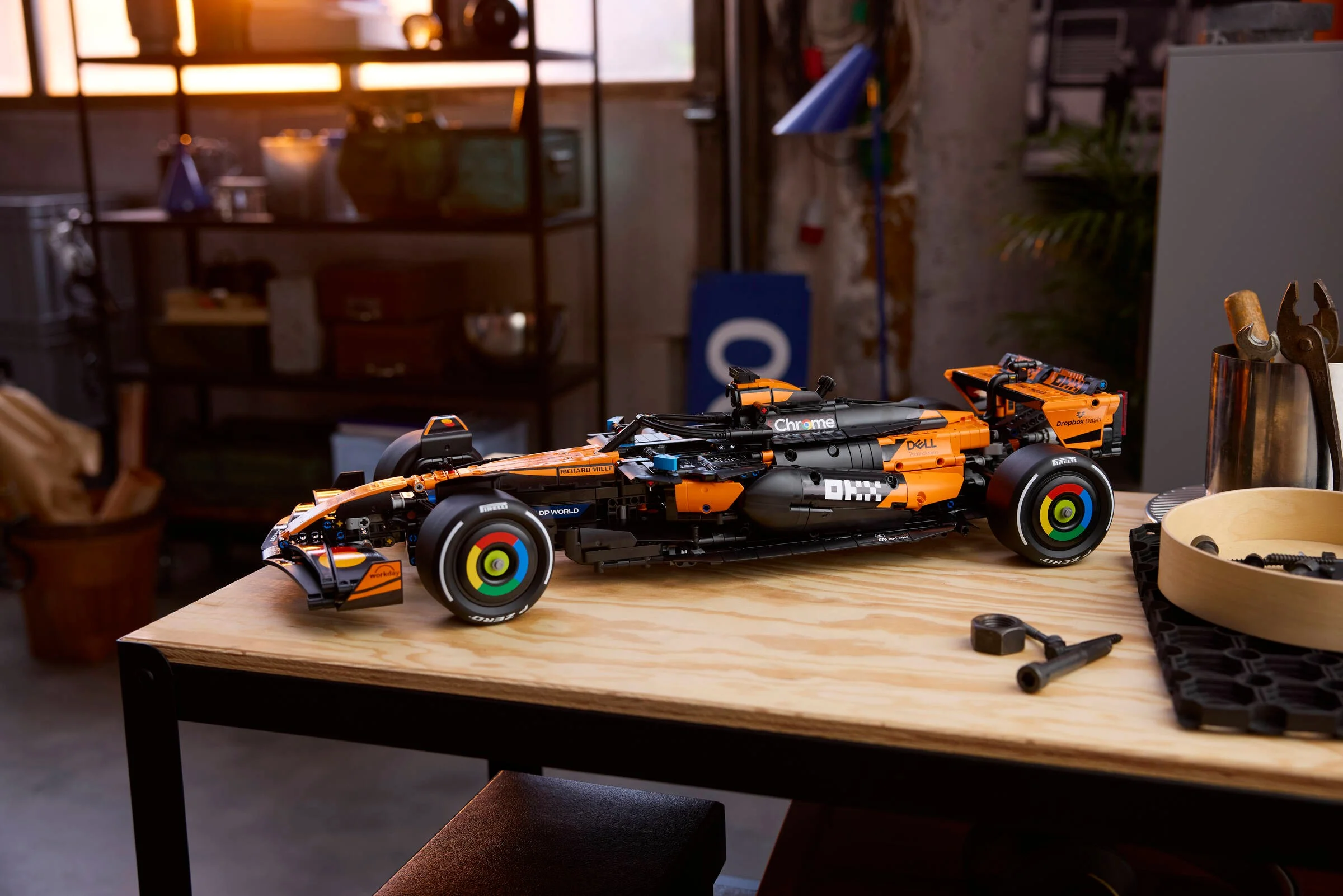Modelul McLaren F1 MCL39, detaliat, prezentat într-un cadru de atelier, cu accent pe design.