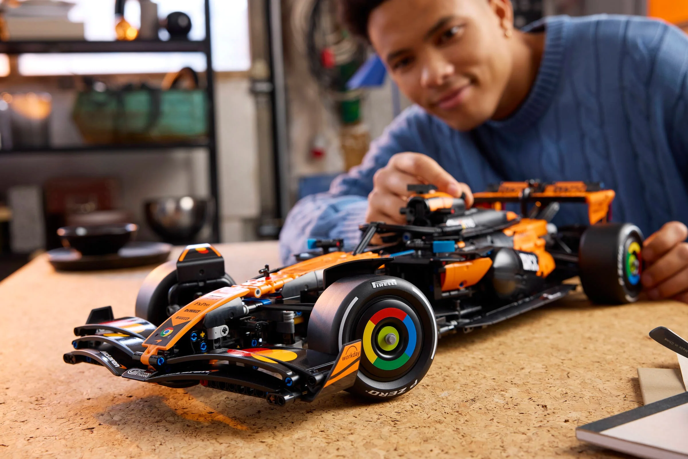 Prim-plan cu modelul McLaren F1 Team MCL39 (42228) asamblat, detaliat și viu colorat.