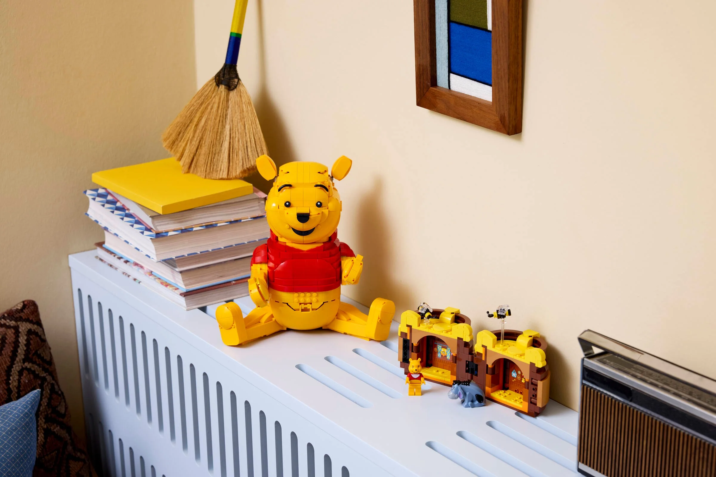 Imagine cu setul LEGO Winnie the Pooh (43300), inclusiv Pooh, Eeyore și casa lui Pooh.