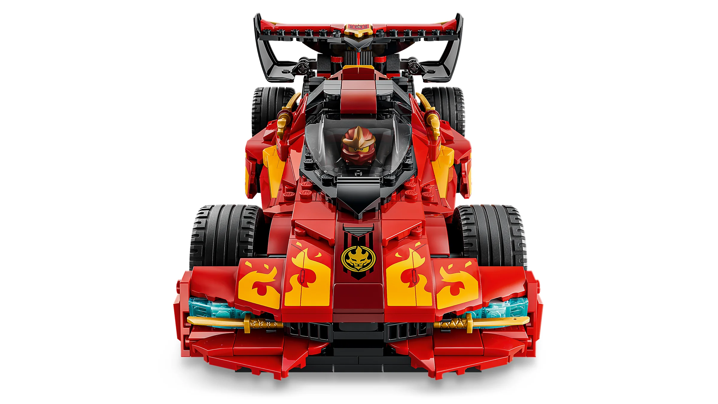 O imagine frontală a mașinii X-1 Ninja Charger, roșie cu accente galbene, și a minifigurinei Kai.