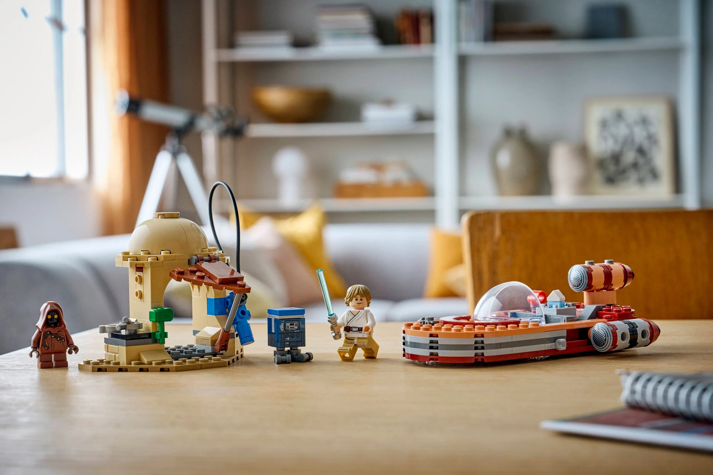 Imagine ce prezintă setul LEGO 75420 Landspeeder, inclusiv minifigurinele. O prezentare detaliată a setului.