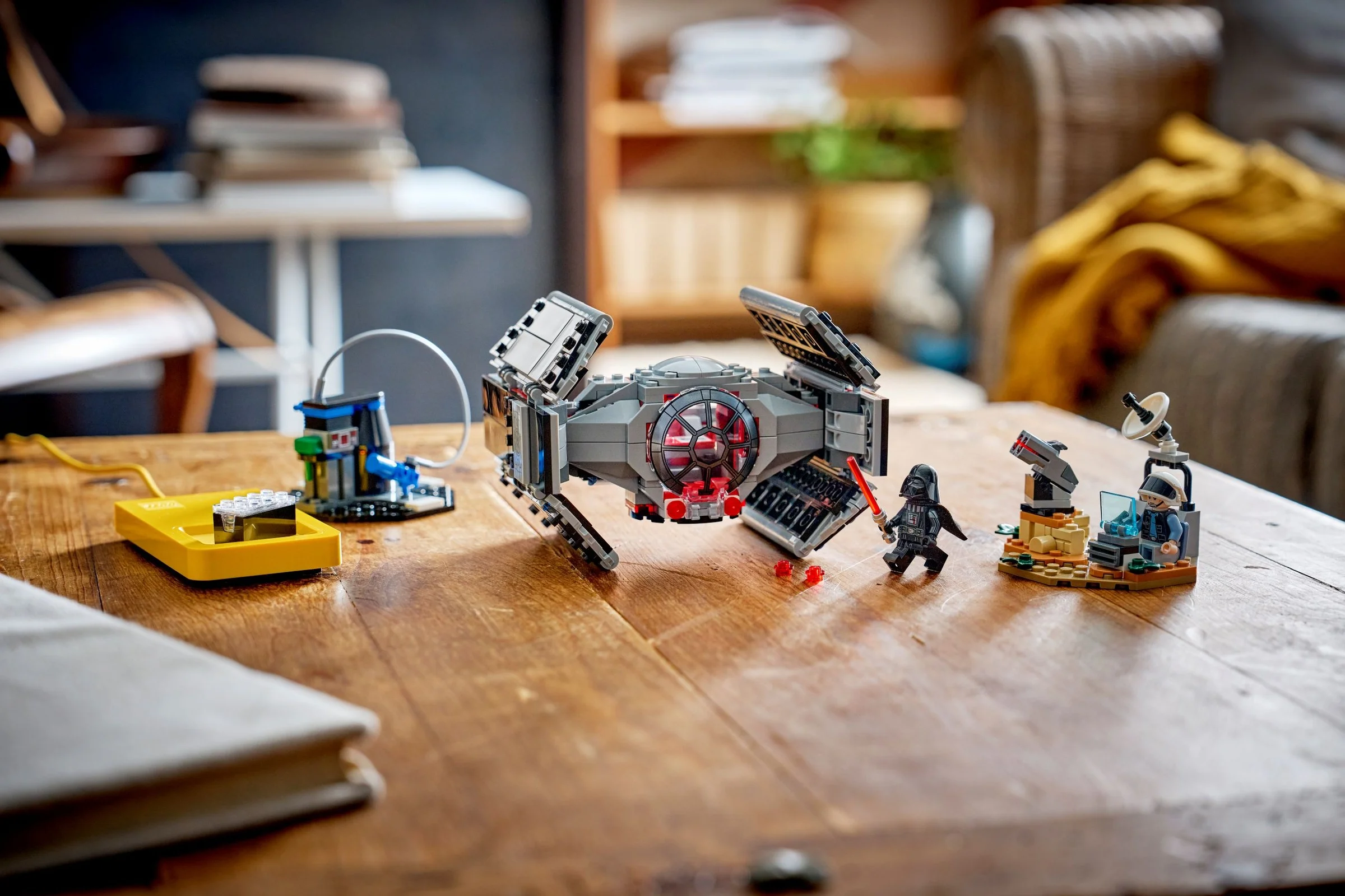 Imagine cu setul LEGO Darth Vader's TIE Fighter (75421) pe o masă de lemn.
