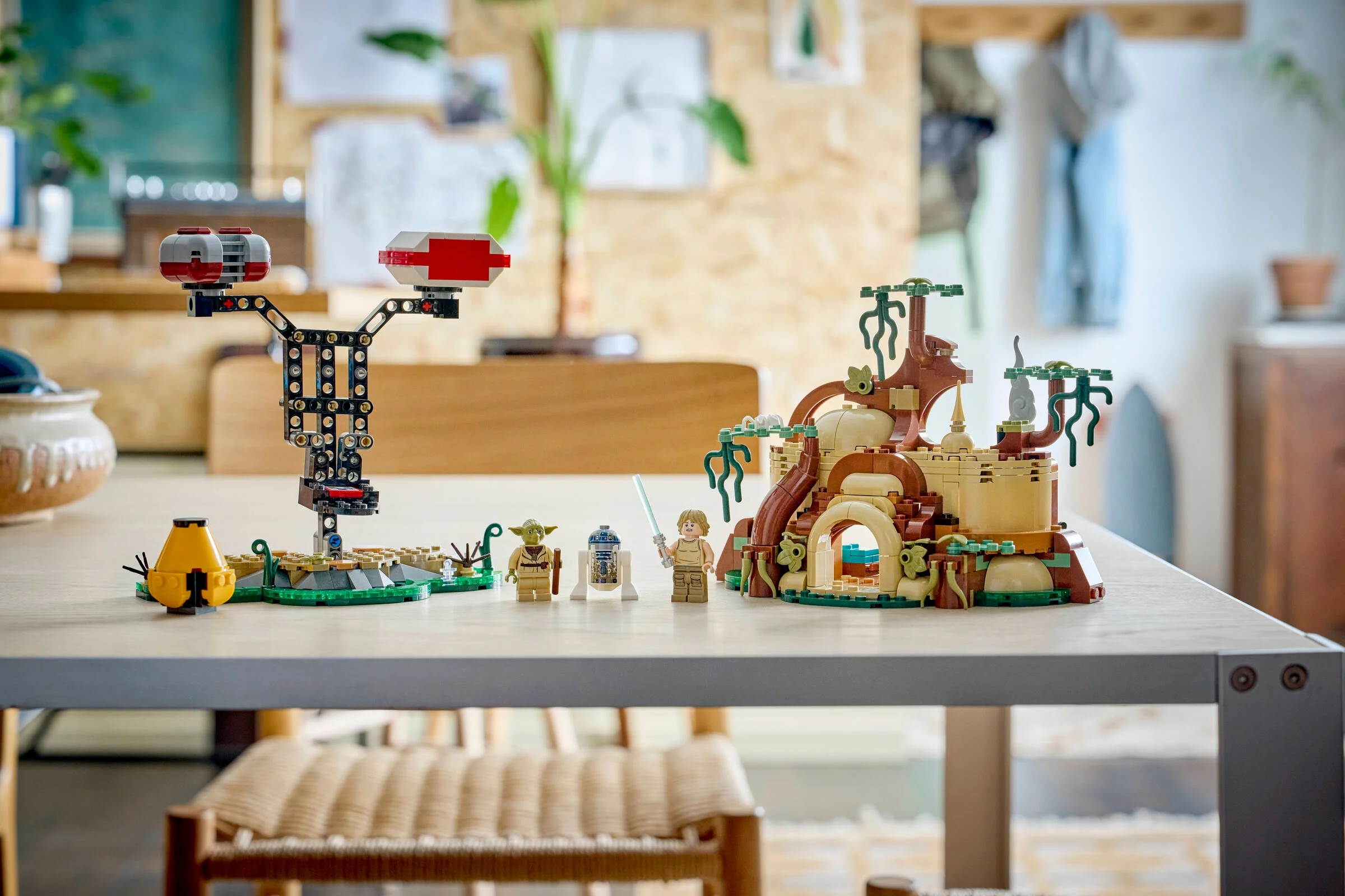 Setul LEGO 75422 Yoda's Hut și antrenamentul Jedi. Cabană și minifigurinele Yoda, Luke și R2-D2.