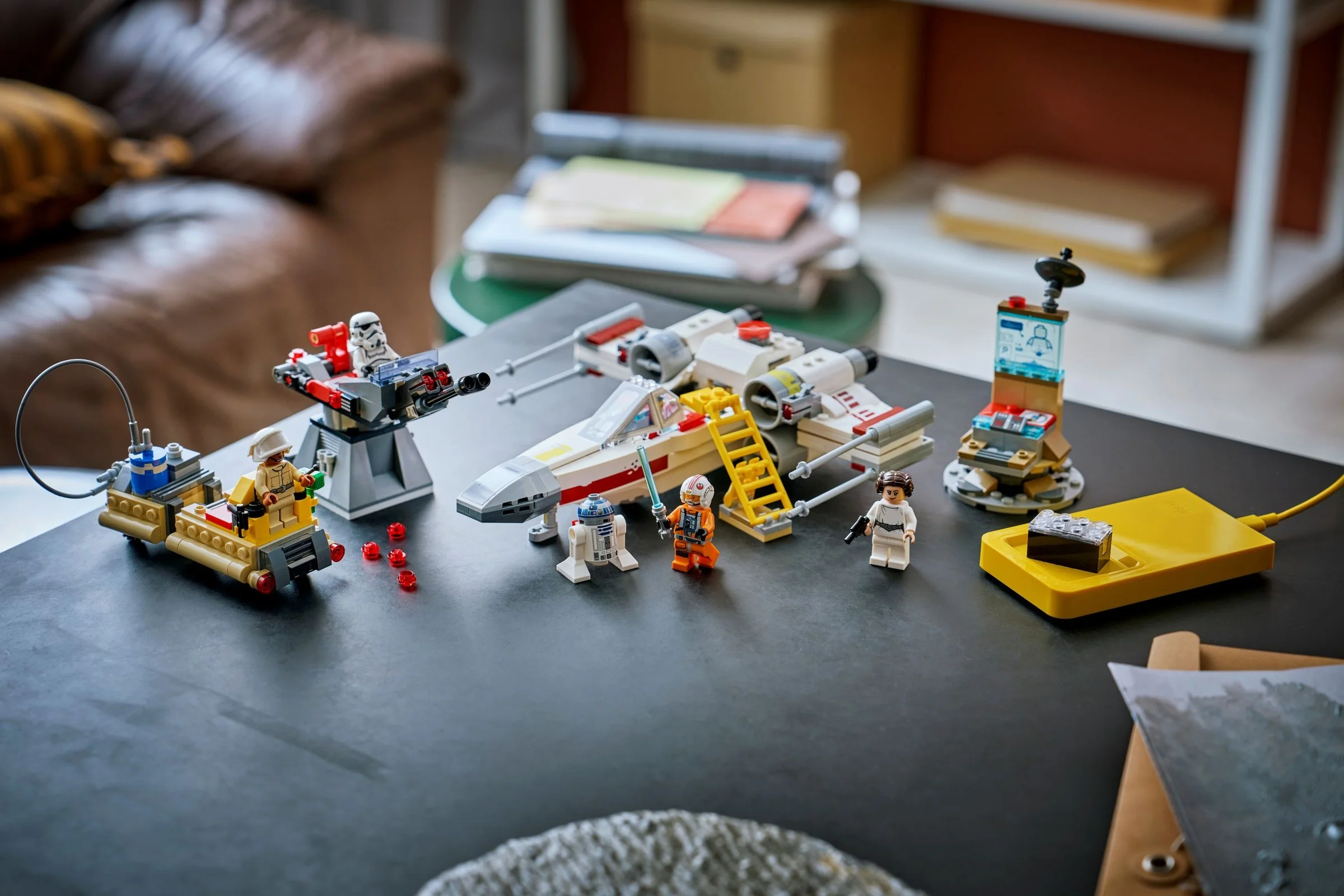 Setul LEGO 75423 X-wing Red Five al lui Luke, prezentând minifigurinele și elementele construibile.