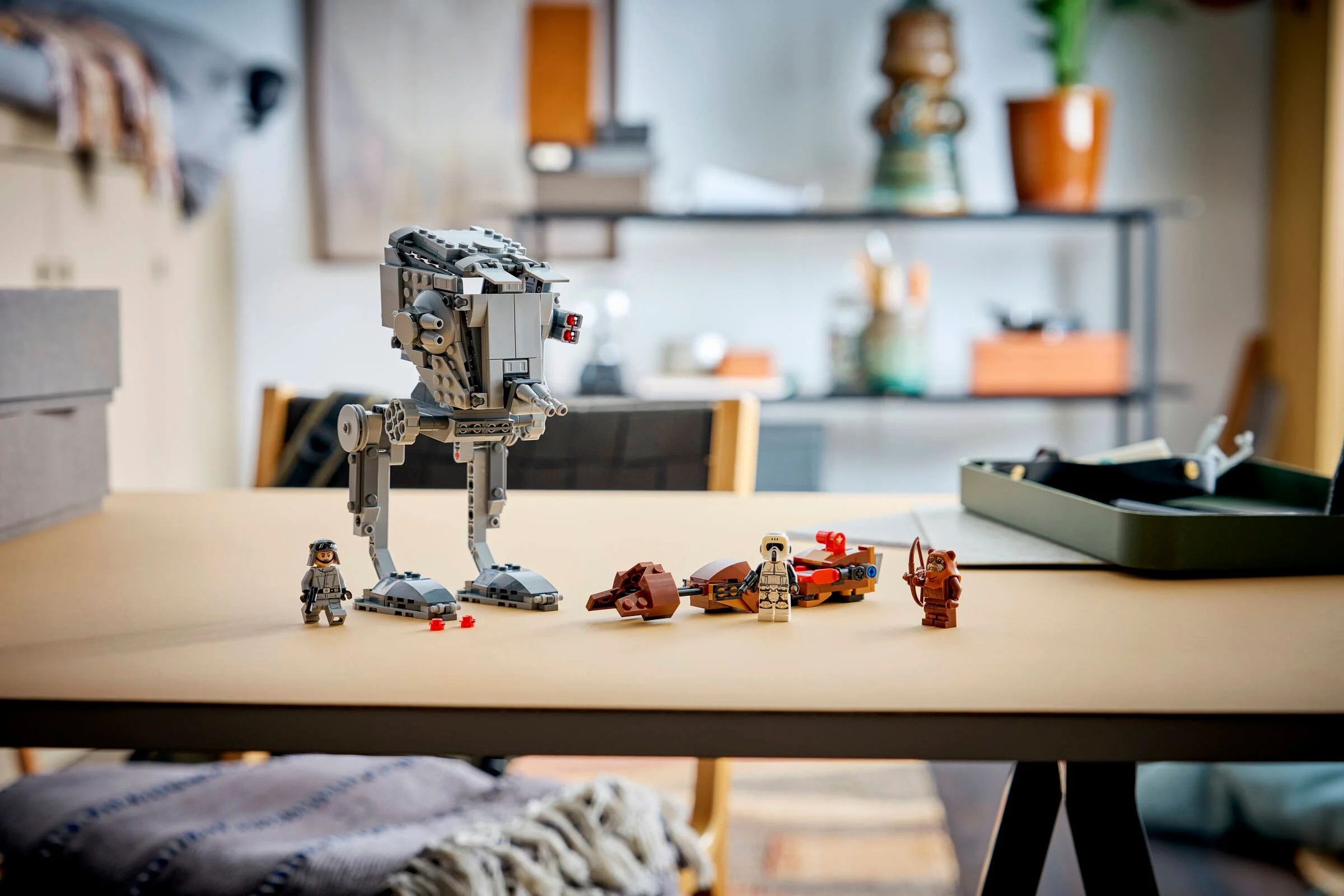 Imagine cu setul LEGO AT-ST Attack on Endor, ce include minifigurine și detalii ale vehiculului.