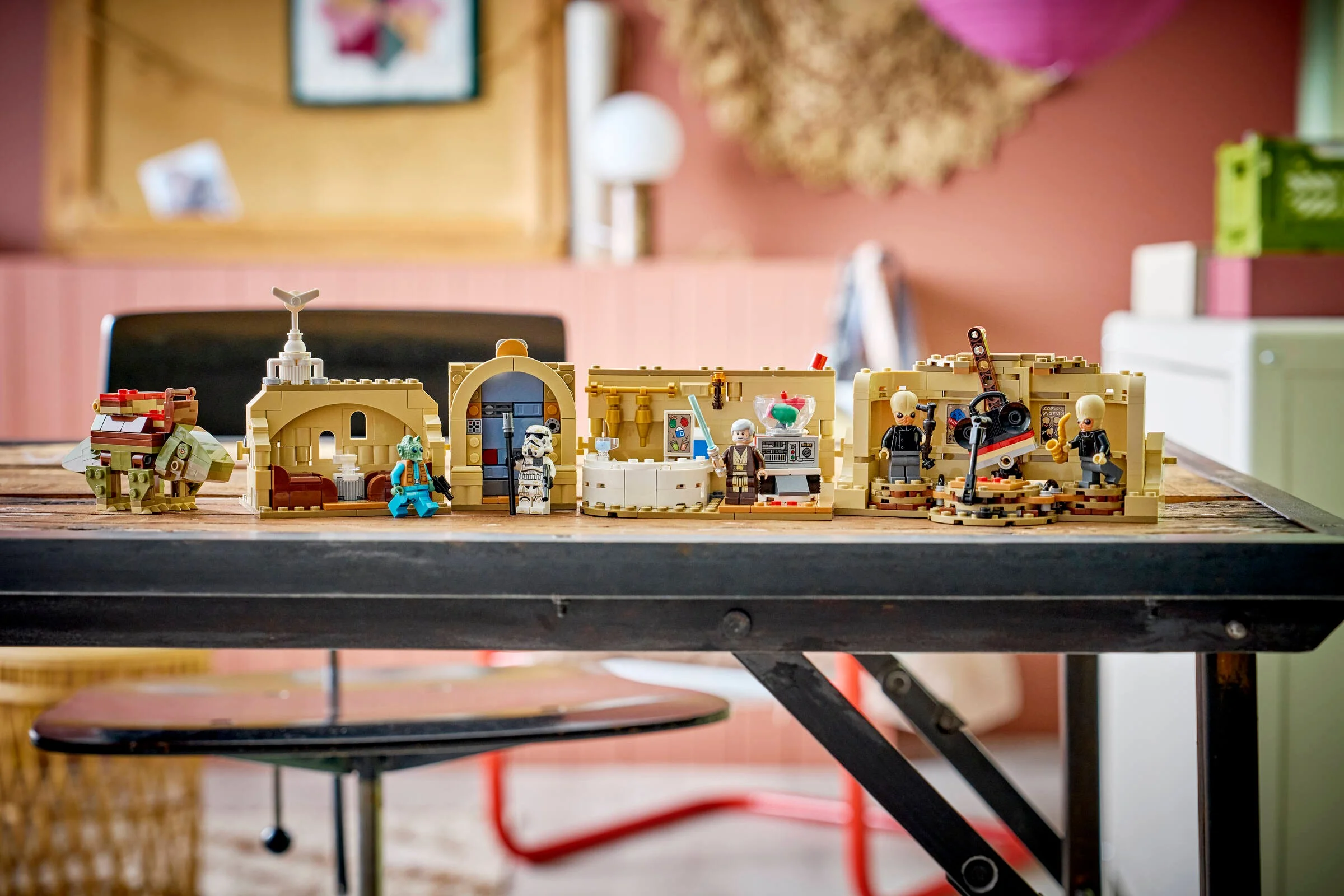 Cantina Mos Eisley LEGO, cu figurine și detalii. Un decor Star Wars iconic.