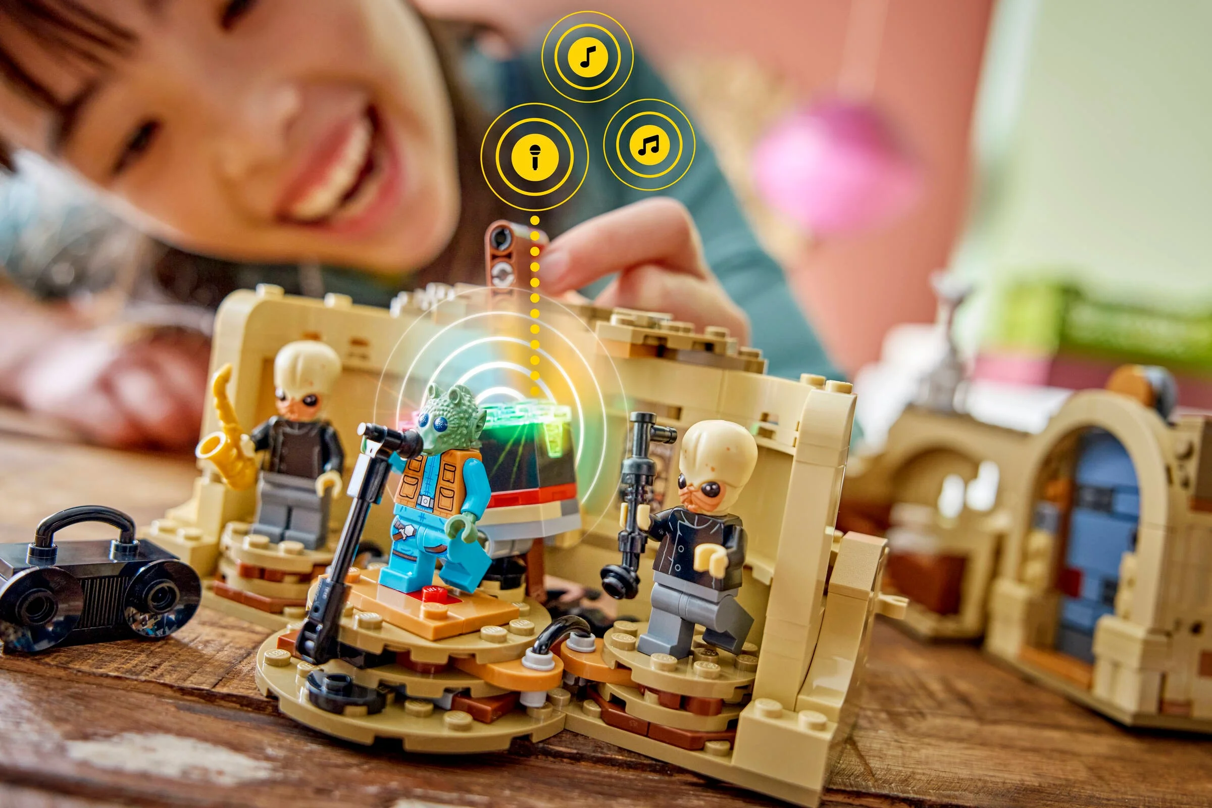 Cantina Mos Eisley LEGO Star Wars cu minifigurine și detalii interactive, un set grozav. 