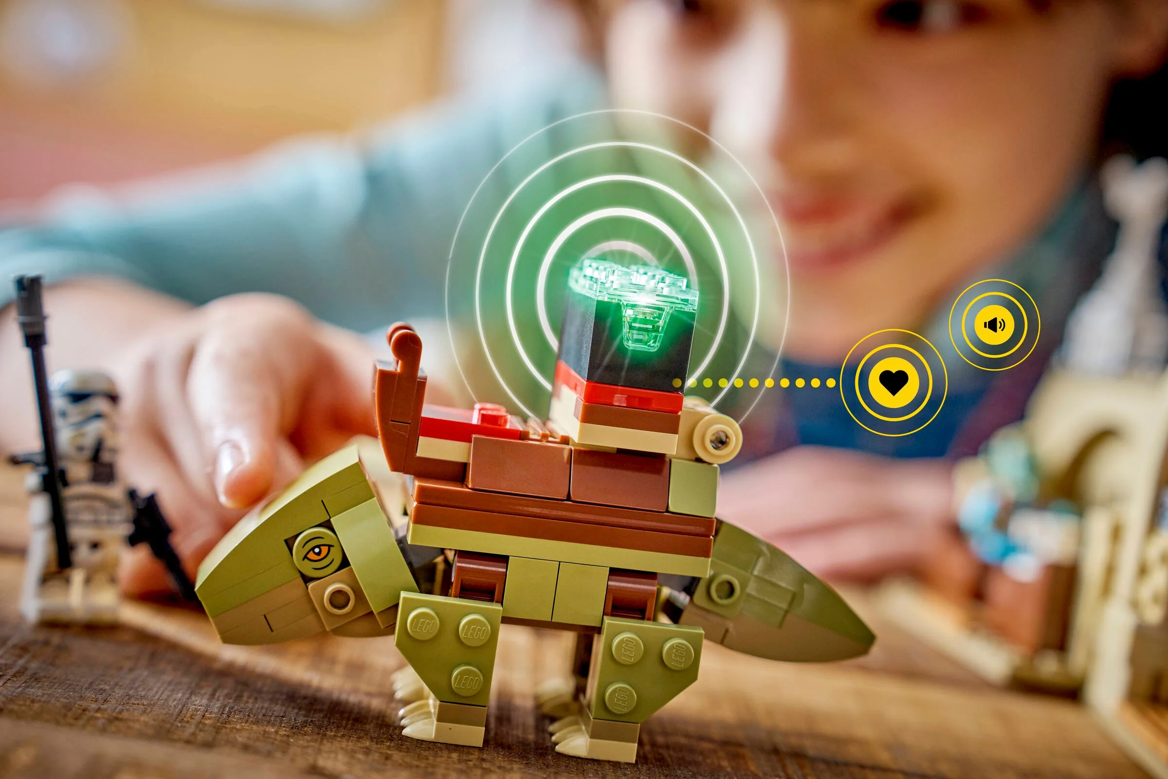 Model LEGO Rancor, arătând detaliile și dimensiunile sale. Personaj în fundal.