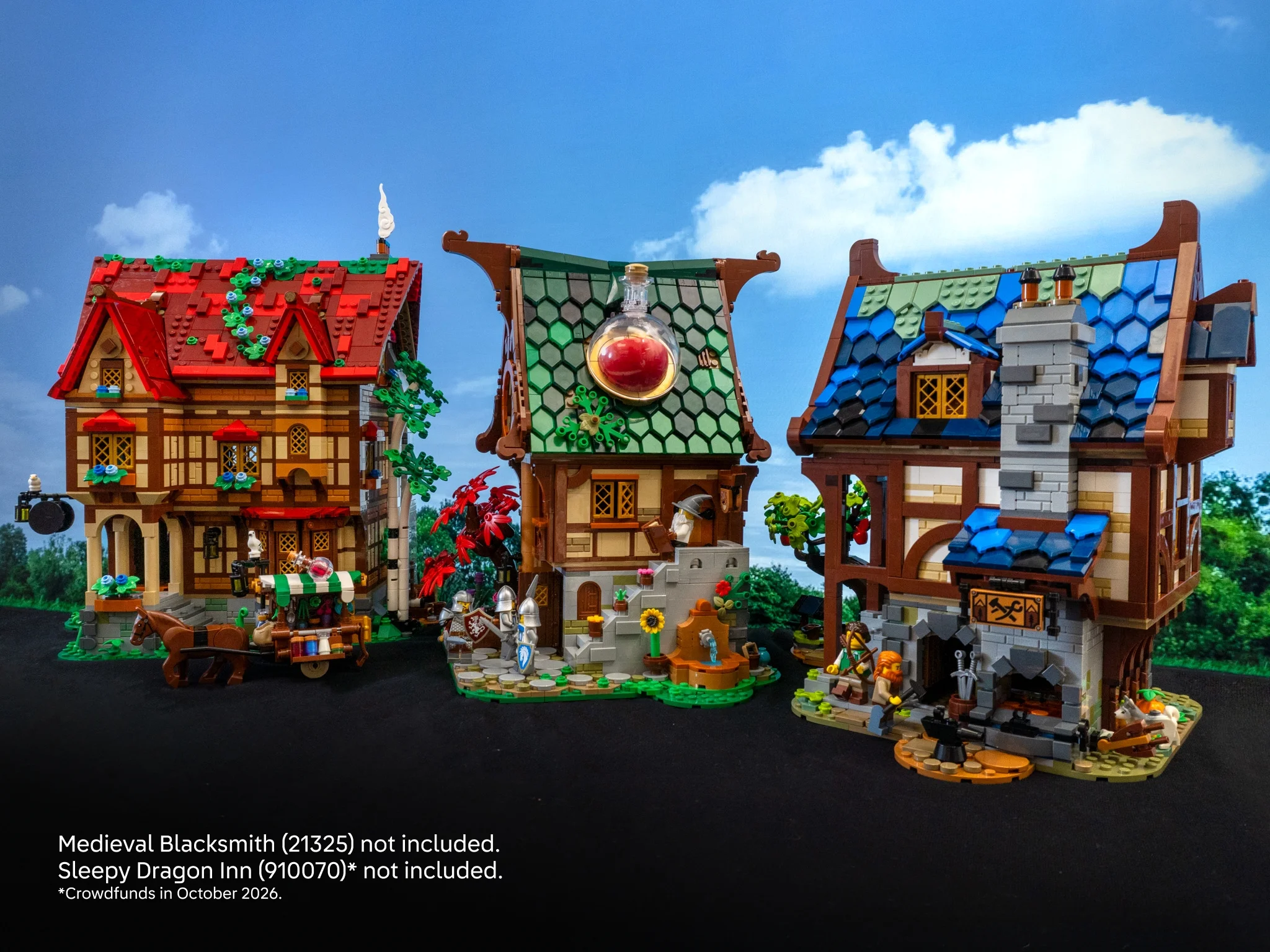 Prezentare a modelului Alchemist's Shop, cu detalii ale clădirilor și minifigurinelor. Magazinul este complex și colorat.