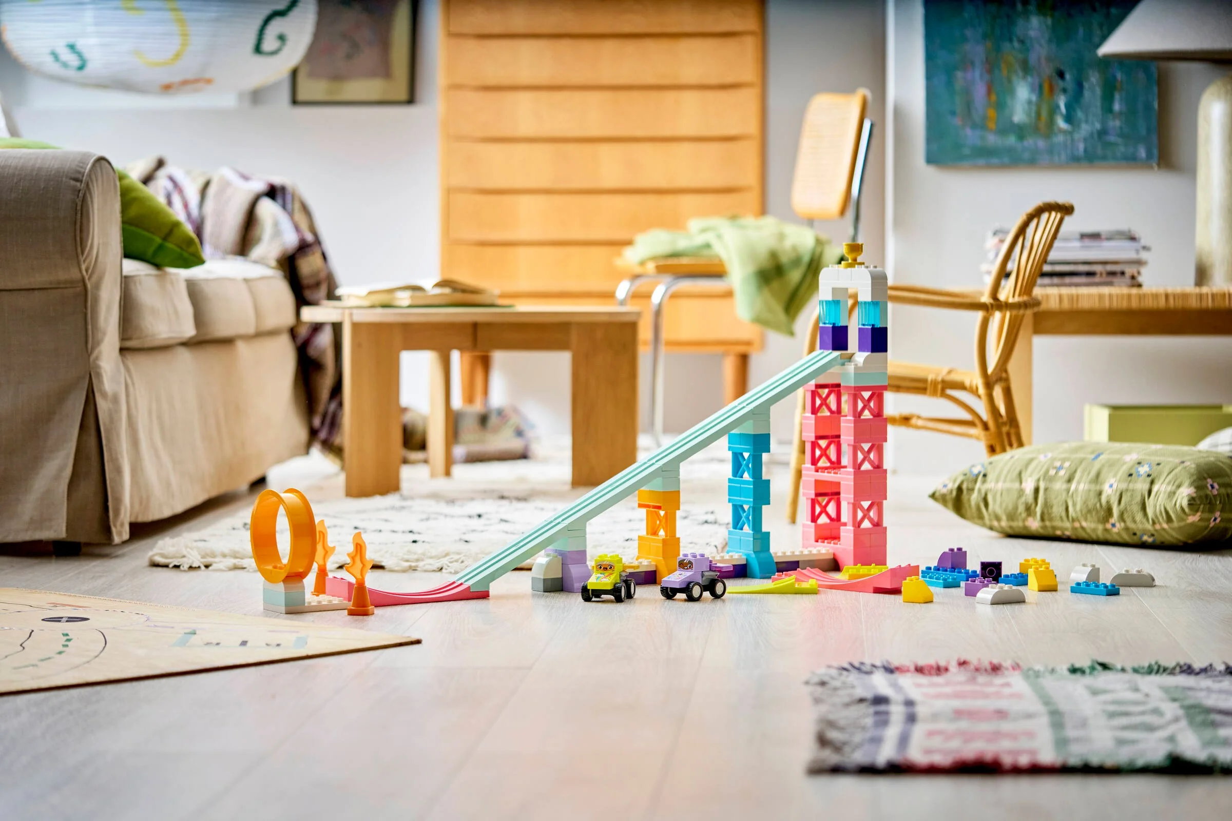 Setul Duplo 10478, rampe creative cu vehicule, prezentat într-un living luminos.