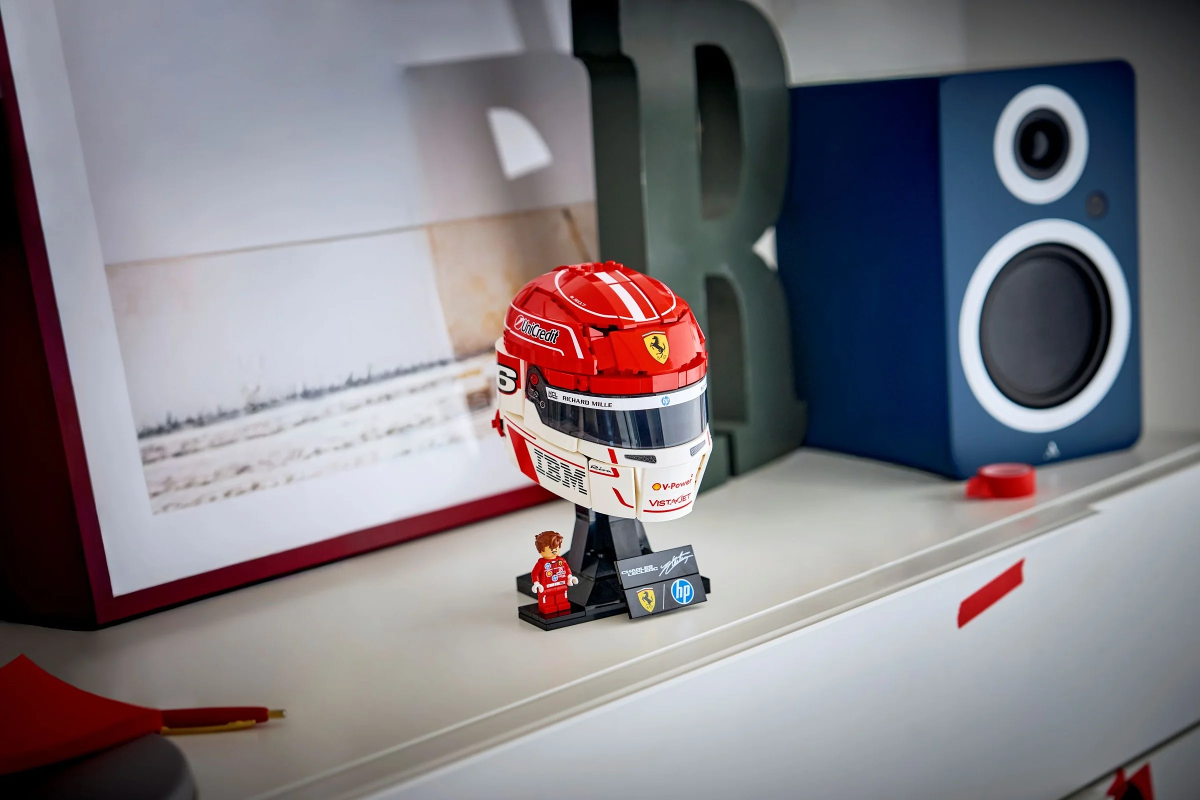 Casca Ferrari HP Charles Leclerc LEGO, detaliată. Model expus cu minifigurină.