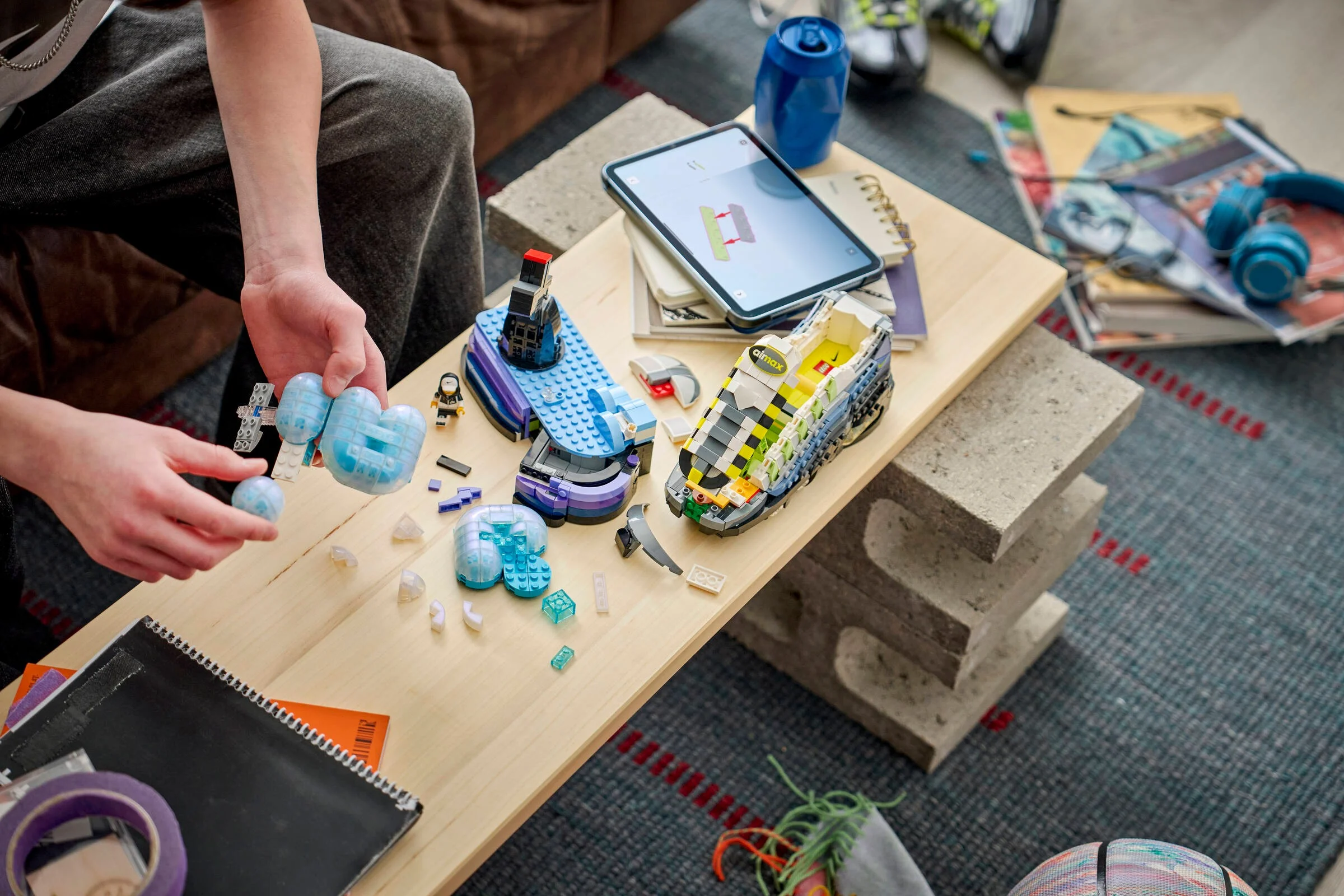 Construirea modelului LEGO Nike Air Max 95, cu instrucțiuni pe tabletă.
