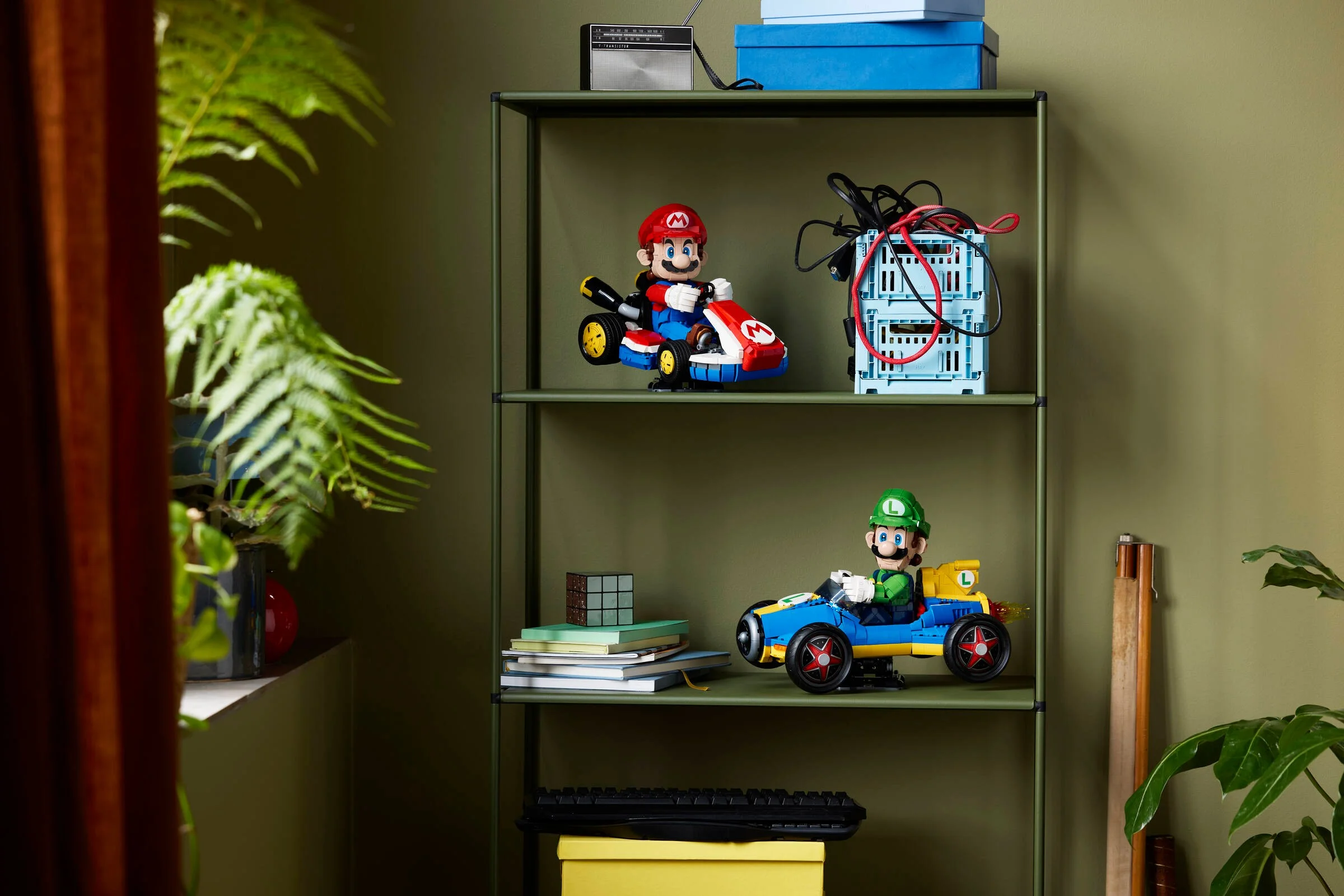 Mario și Luigi cu karturile lor Mach 8, expuse pe o etajeră. Model viu colorat, ideal pentru fani.