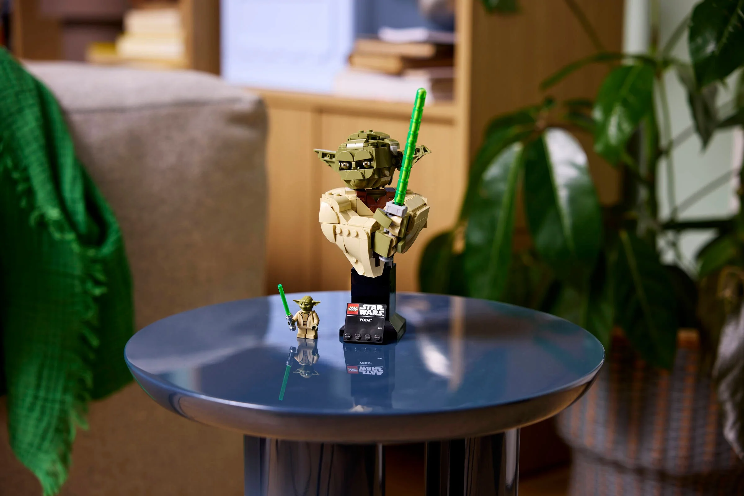 O imagine a bustului Lego Yoda (75438) și minifigurinei, într-un cadru ambiental.