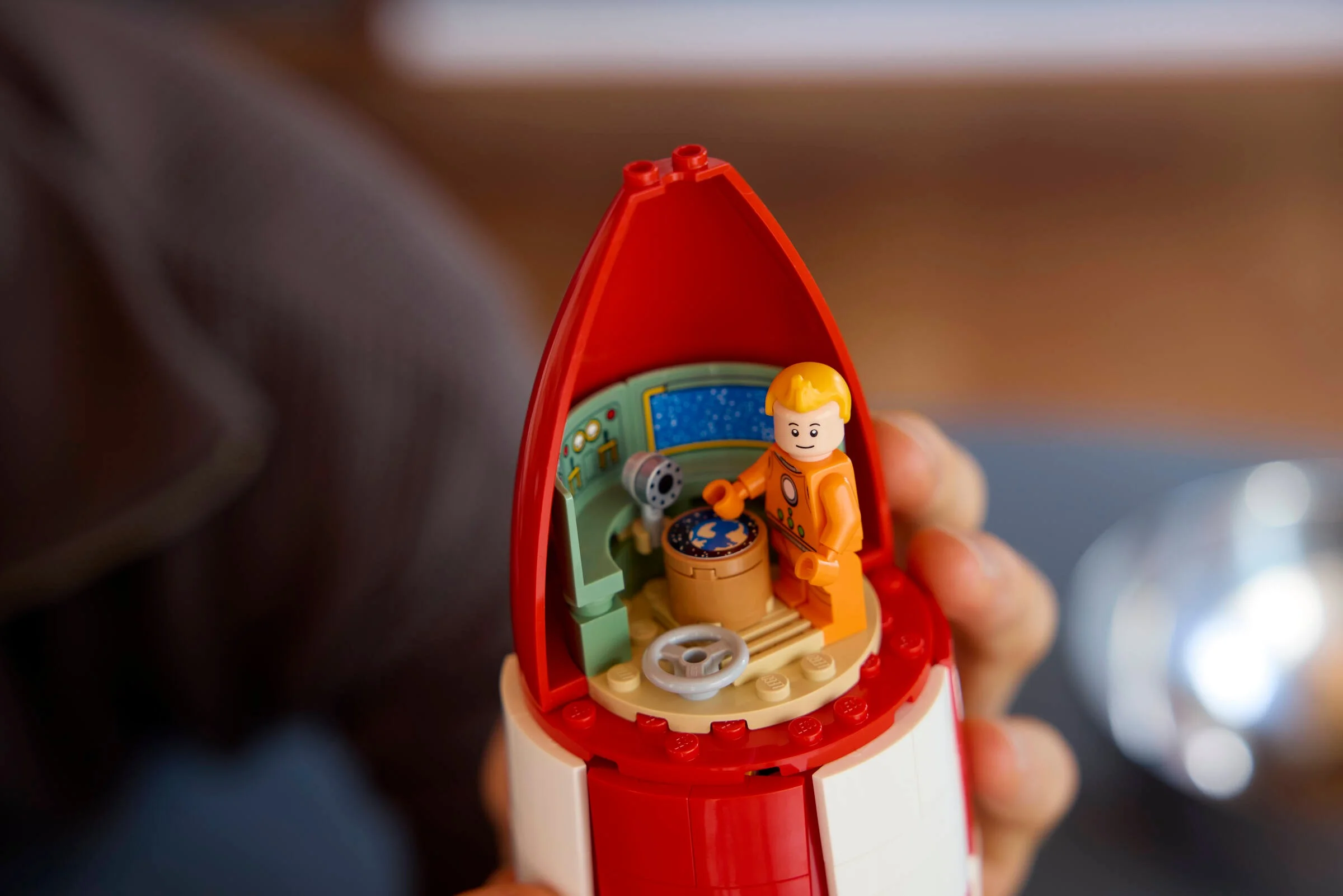 Interiorul detaliat al rachetei Tintin, cu minifigurina astronaut și panoul de control. O aventură spațială!