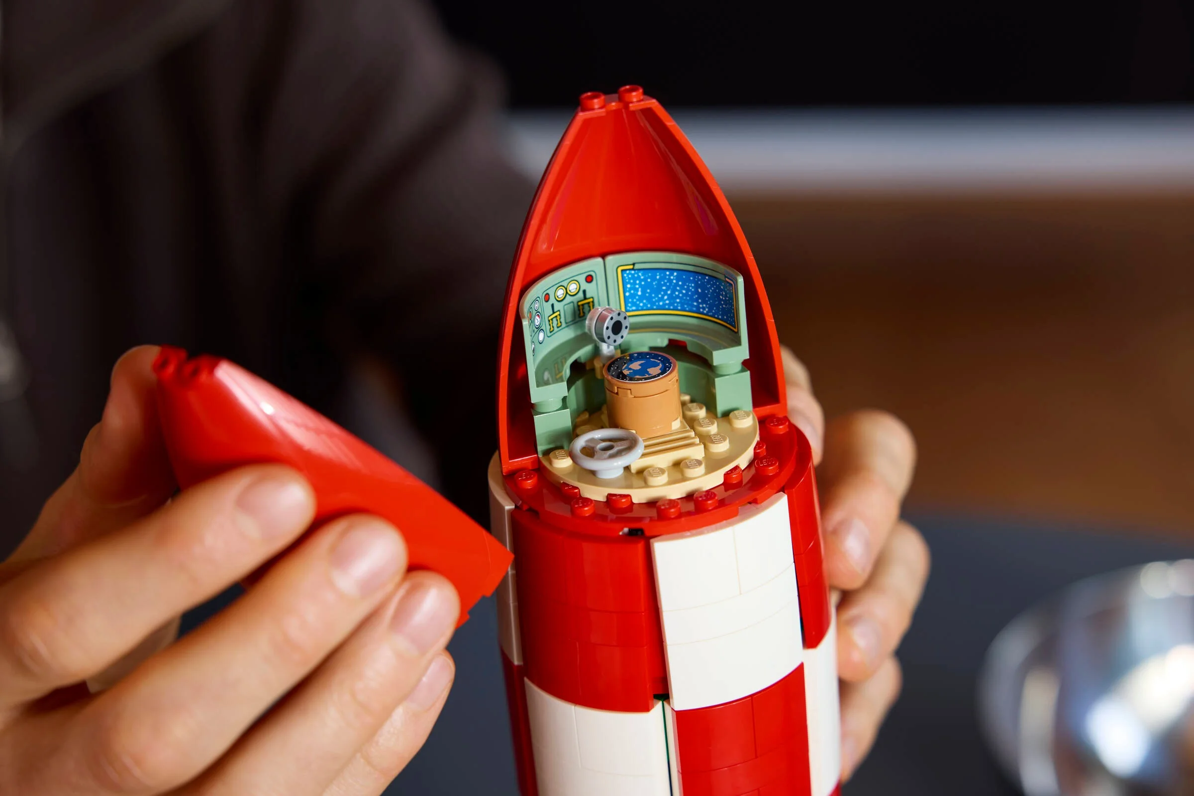Rachetă Tintin, interiorul cabinei dezvăluit. Detalii cockpit, panou stele.