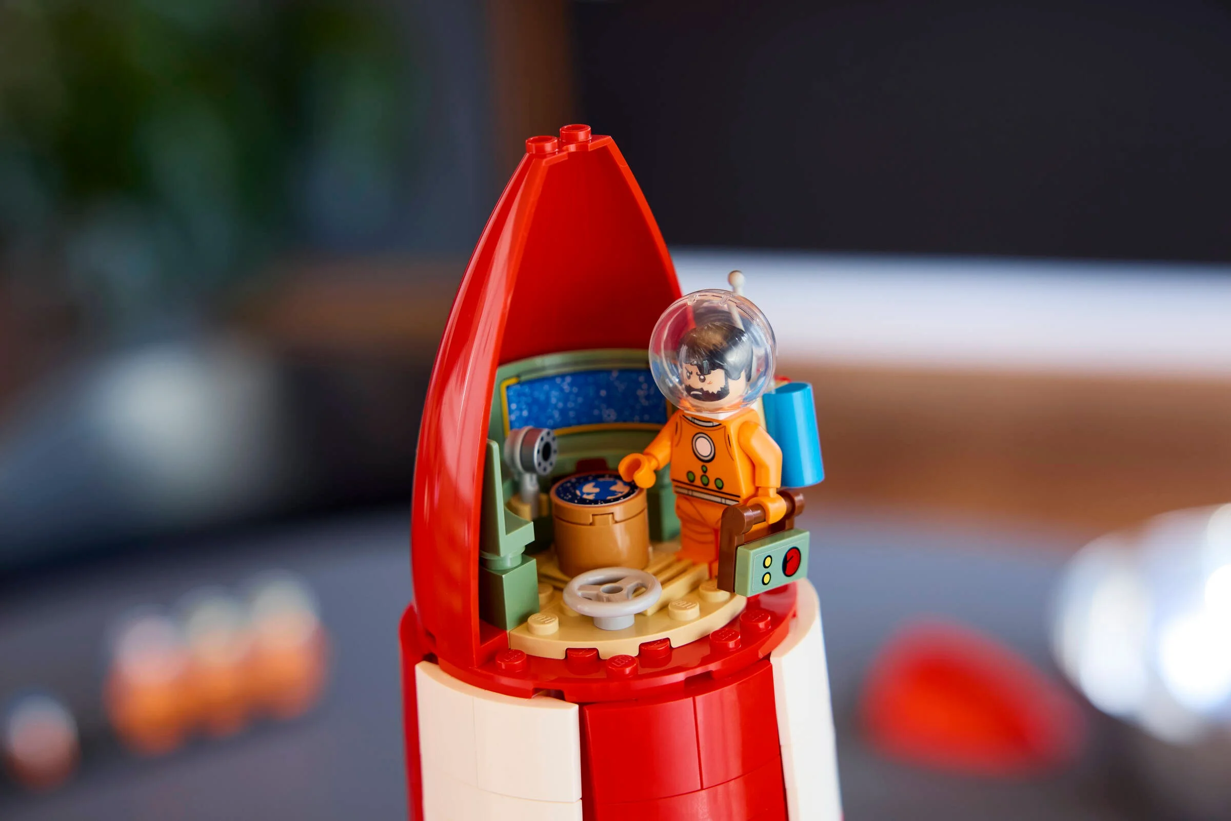 Detaliu al rachetei Tintin cu astronaut în interior, cu elemente specifice cabinei.