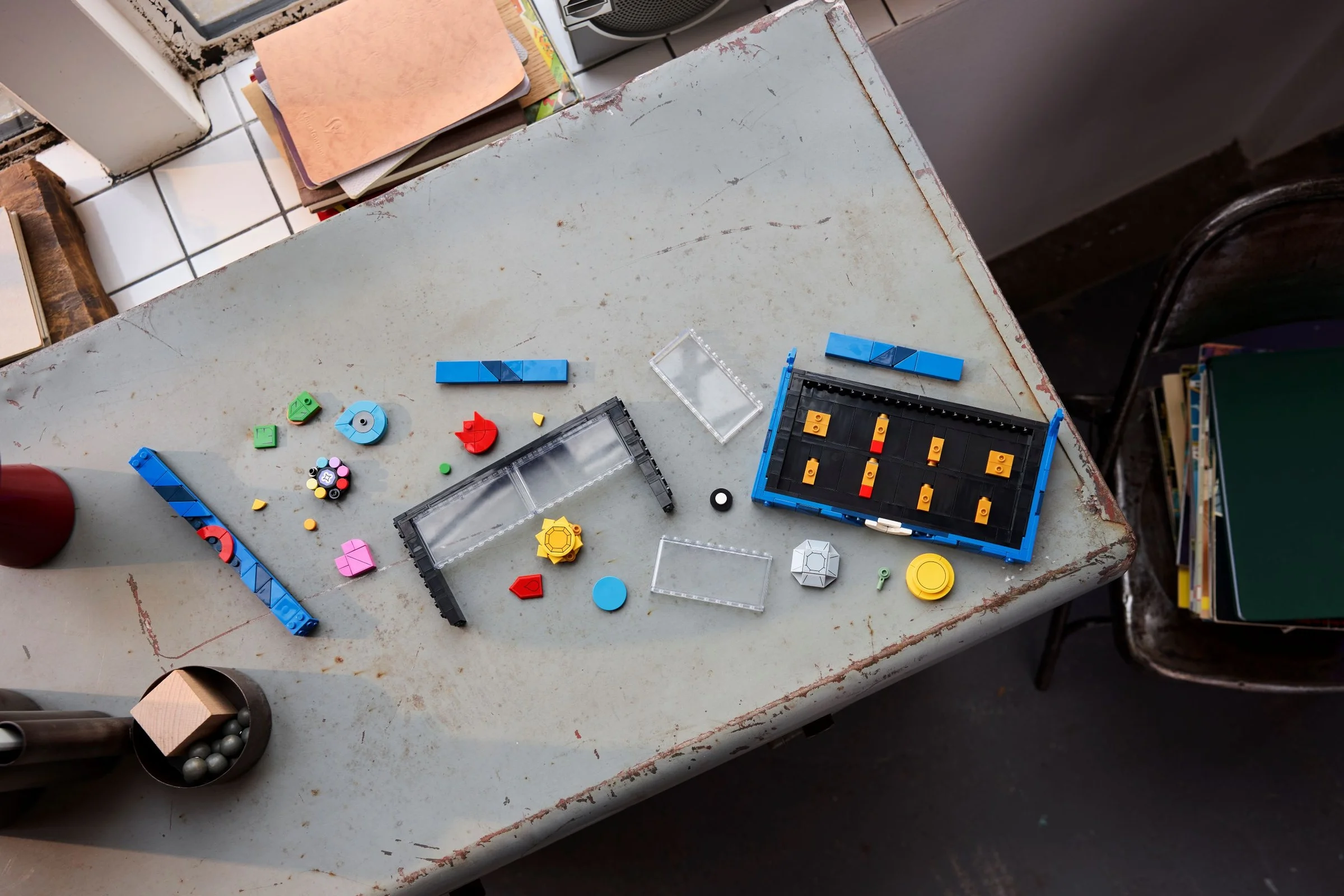 Piese LEGO neasamblate, pregătite pentru a crea colecția de insigne Kanto.