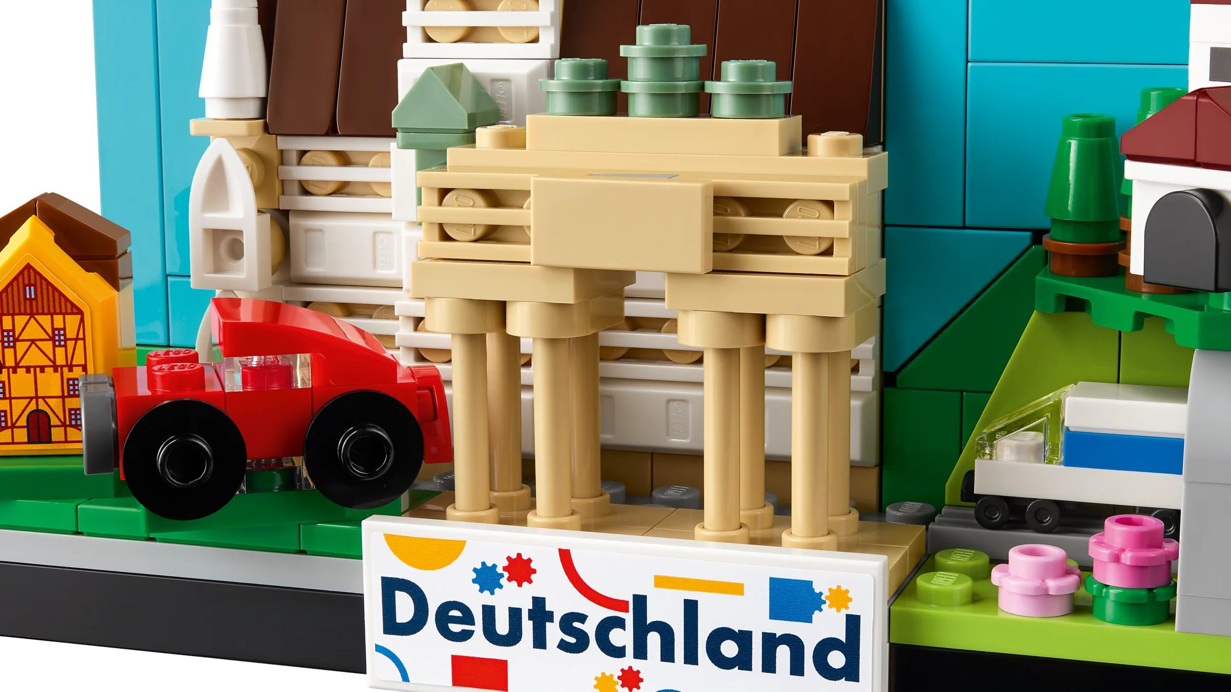 Prim-plan detaliat al machetei LEGO Germania, cu Brandenburger Tor și o mașină roșie.