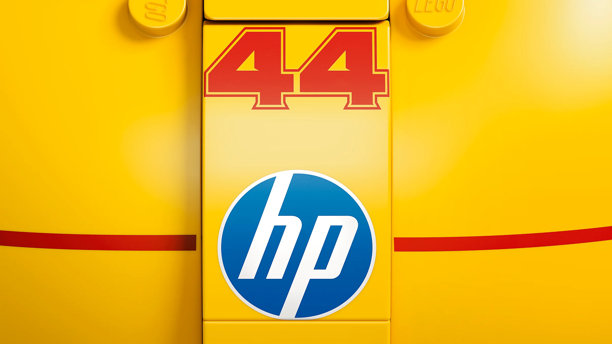 Detaliu cu numărul 44 și sigla HP pe casca LEGO. Elemente galbene și roșii vizibile.