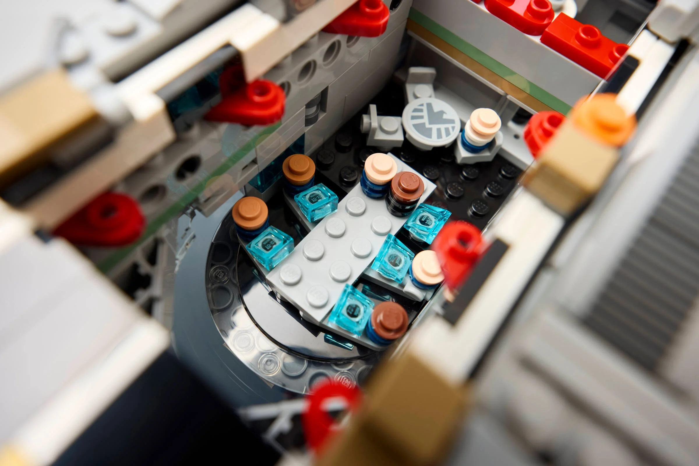 Interior detaliat al Helicarrier-ului, cu ecrane și scaune. Construcție complexă din cărămizi LEGO.