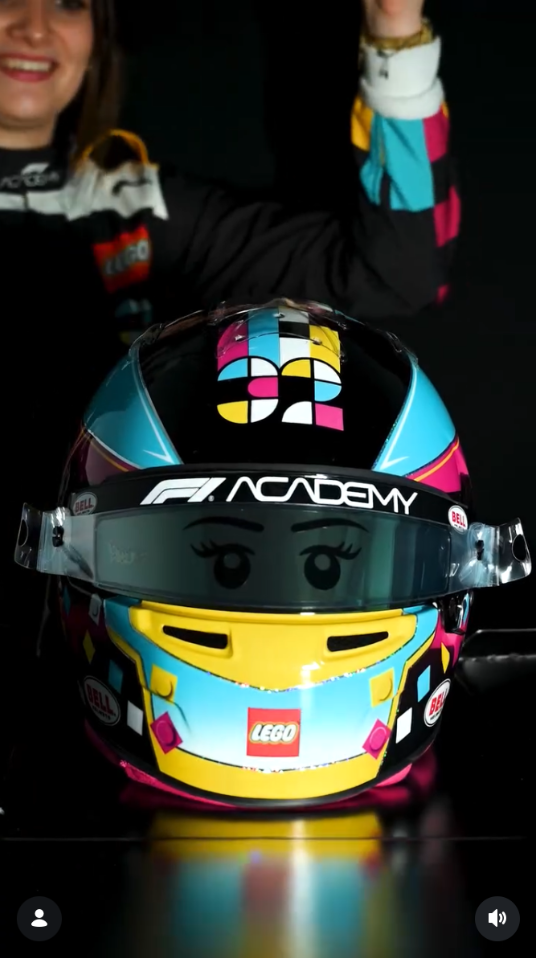 Detalii noi despre casca de curse LEGO a pilotei Esmee Kosterman și legătura cu noul set F1 ACADEMY