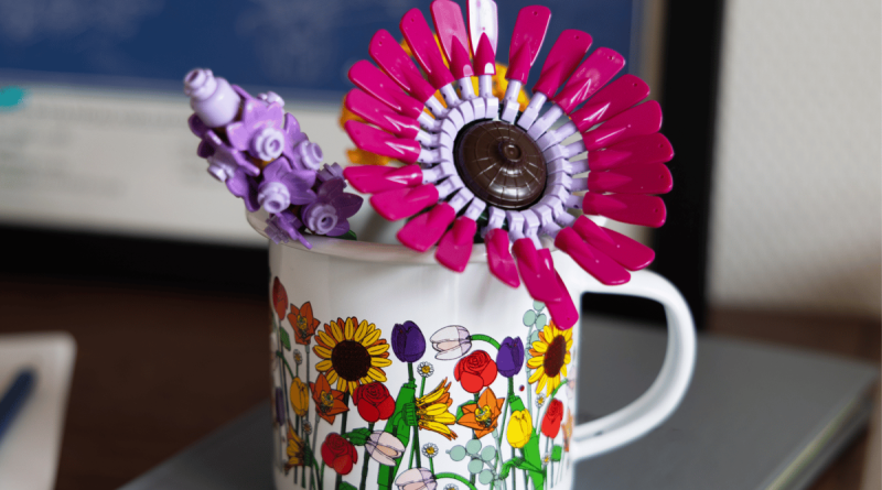 LEGO anunță o cană multifuncțională pentru colecția Botanicals, disponibilă prin programul Insiders